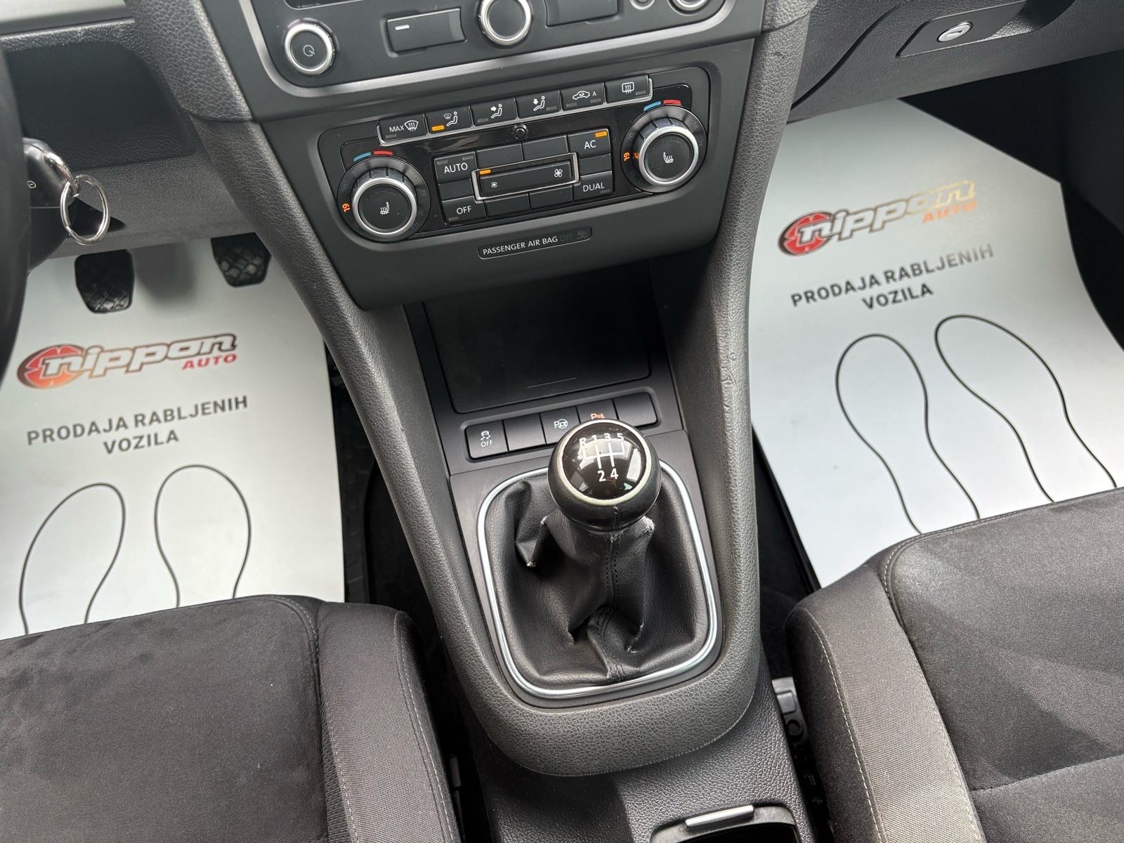 VW Golf 6 1,6 TDI KLIMA - SENZORI - ALU - AUTOKREDIT, fotografija 16