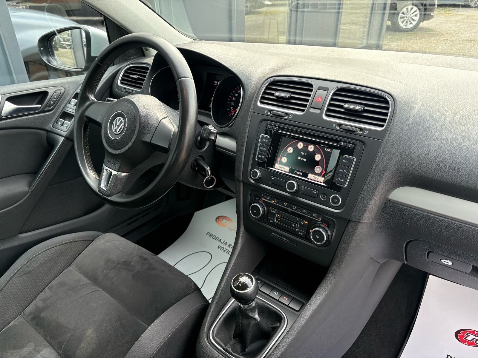 VW Golf 6 1,6 TDI KLIMA - SENZORI - ALU - AUTOKREDIT, fotografija 17