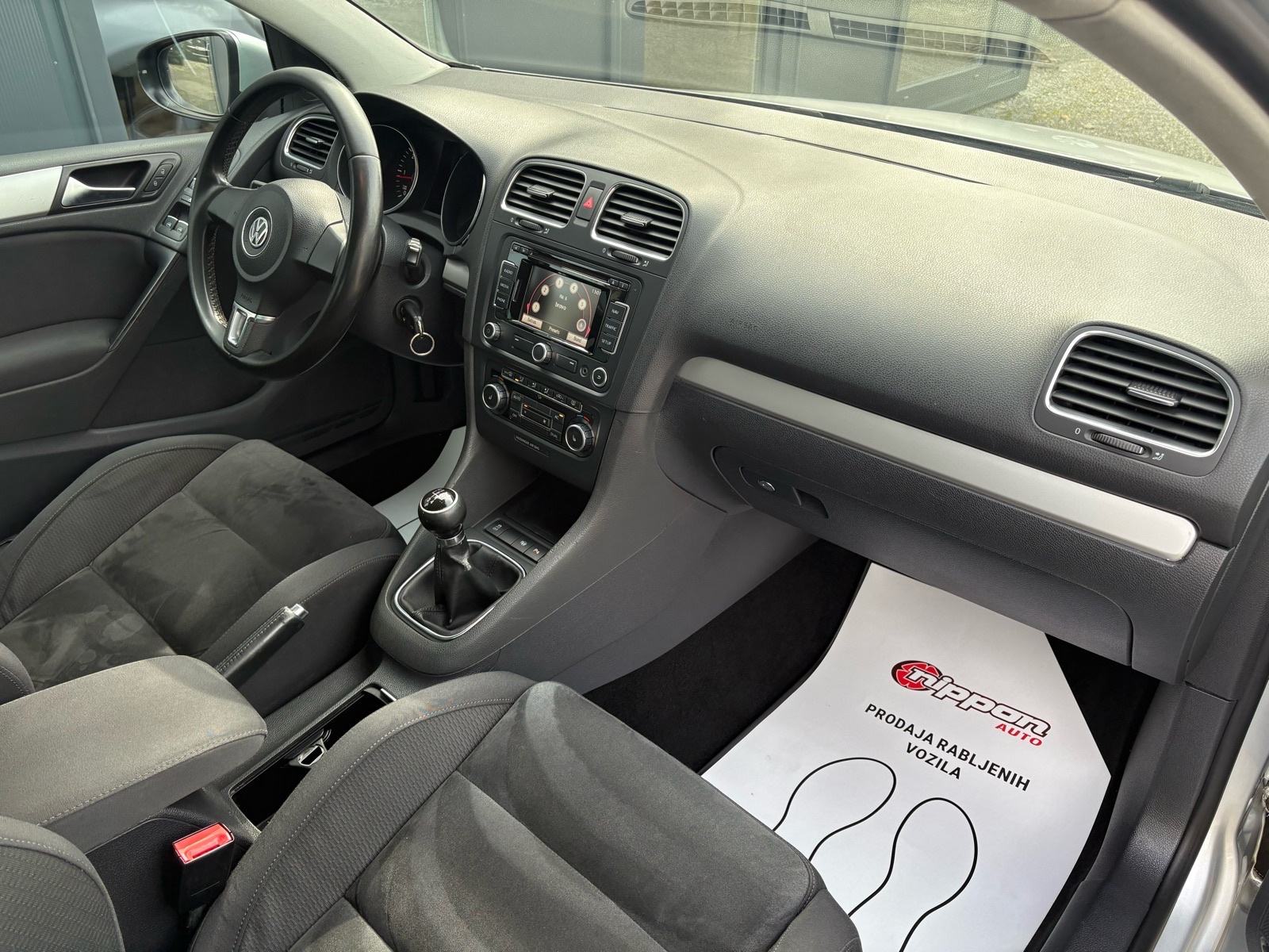 VW Golf 6 1,6 TDI KLIMA - SENZORI - ALU - AUTOKREDIT, fotografija 18
