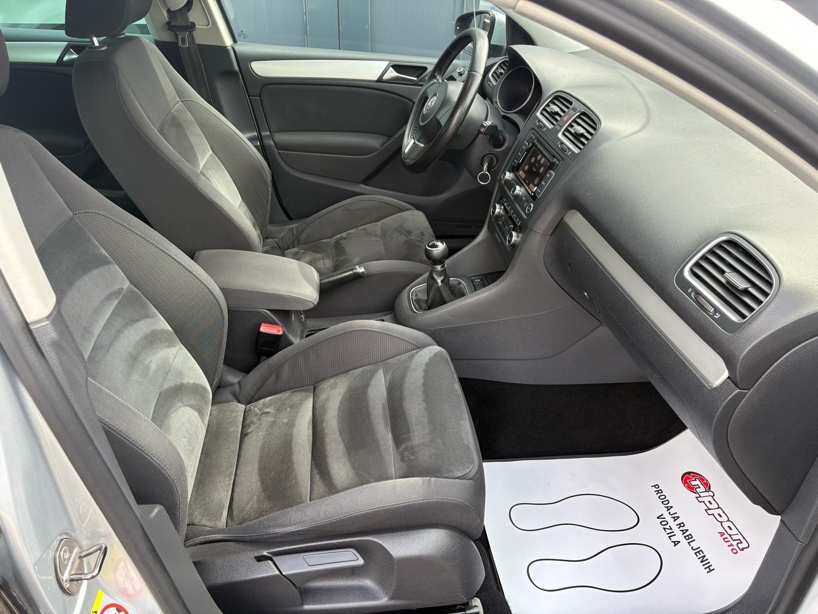 VW Golf 6 1,6 TDI KLIMA - SENZORI - ALU - AUTOKREDIT, fotografija 19