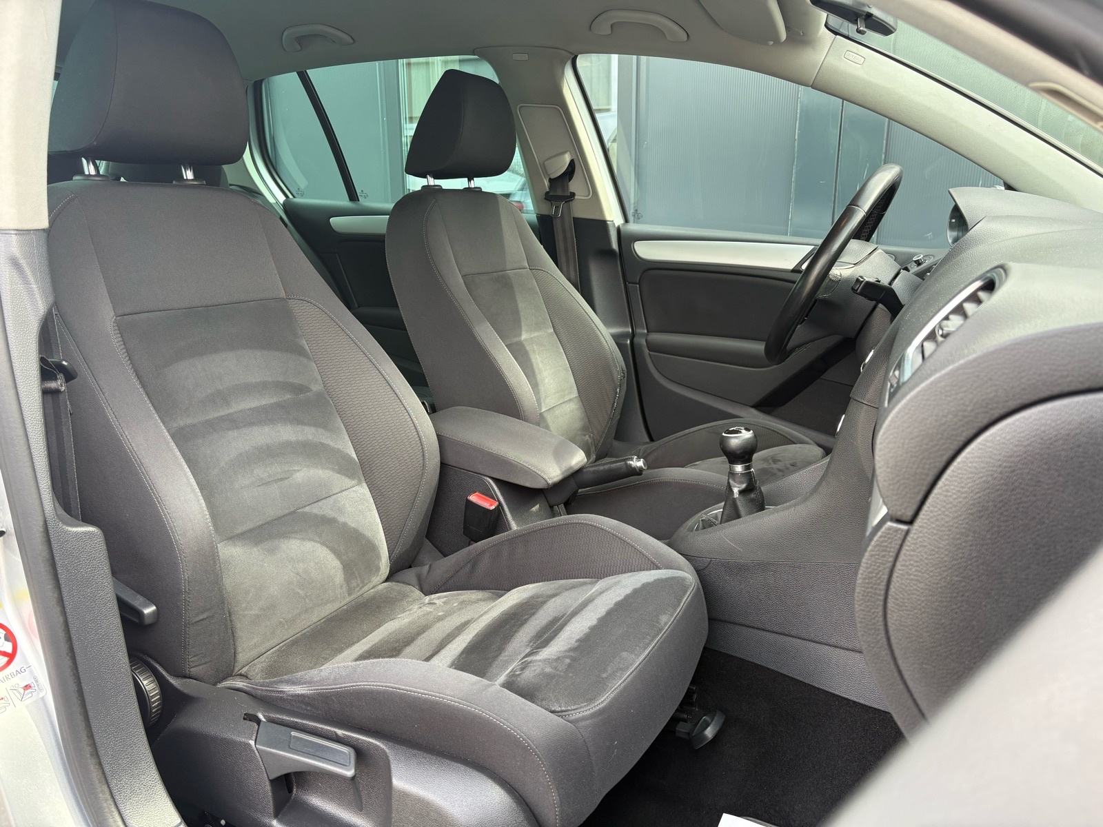 VW Golf 6 1,6 TDI KLIMA - SENZORI - ALU - AUTOKREDIT, fotografija 20