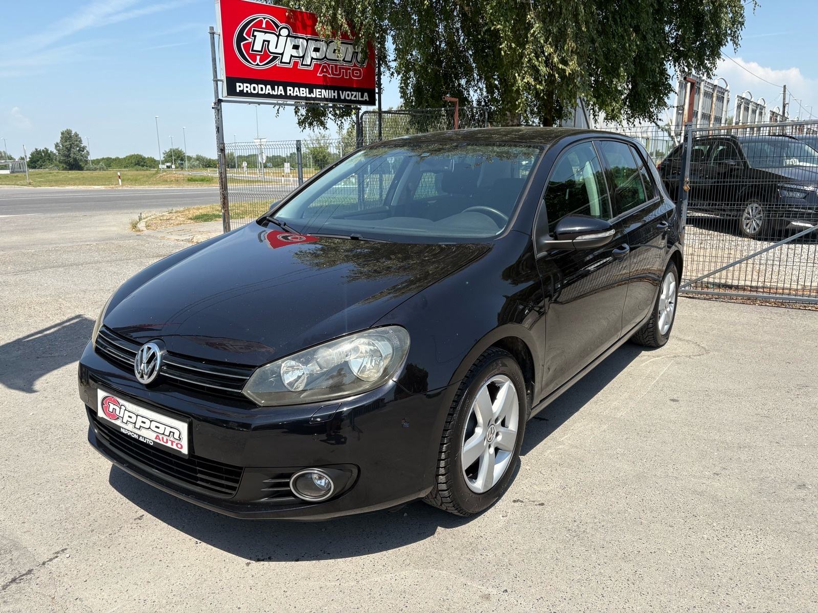 VW Golf 6 1,6 TDI SENZORI - KLIMA - AUTOKREDIT, pogled izvana - slika 1