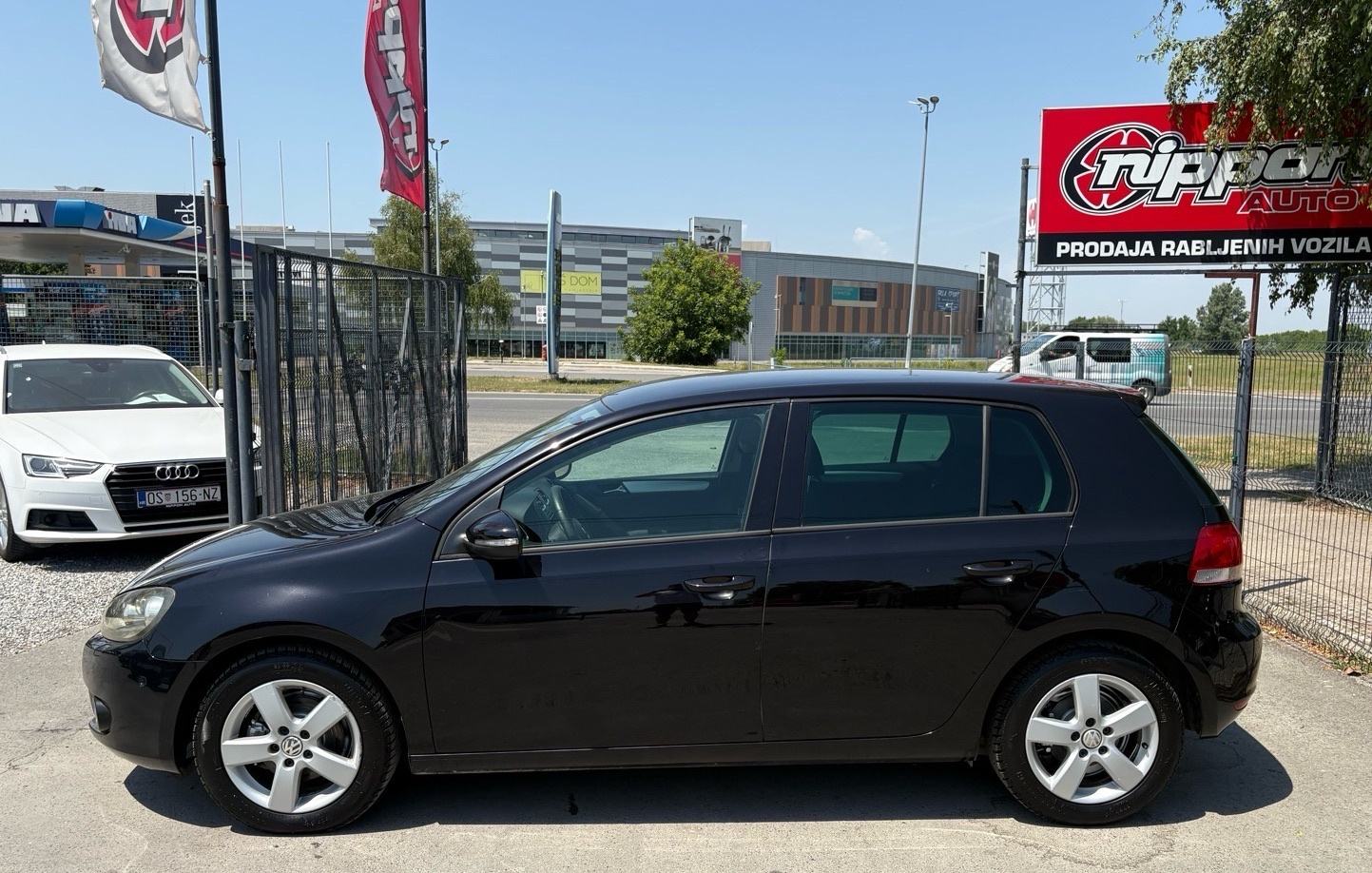 VW Golf 6 1,6 TDI SENZORI - KLIMA - AUTOKREDIT, pogled izvana - slika 3