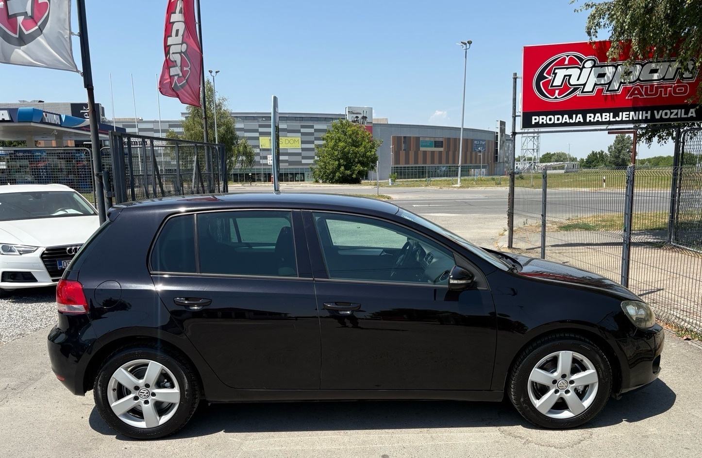 VW Golf 6 1,6 TDI SENZORI - KLIMA - AUTOKREDIT, fotografija 7