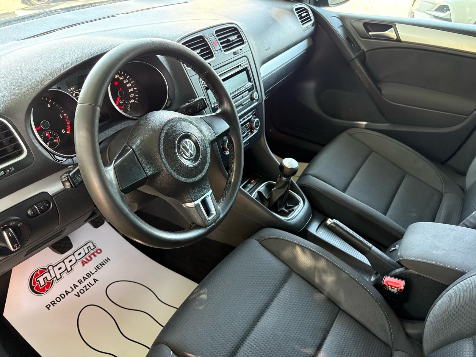 VW Golf 6 1,6 TDI SENZORI - KLIMA - AUTOKREDIT, fotografija 9