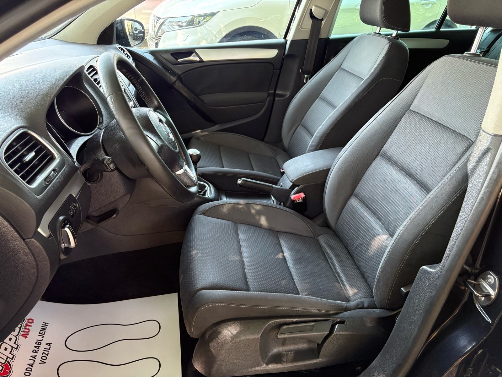 VW Golf 6 1,6 TDI SENZORI - KLIMA - AUTOKREDIT, fotografija 11