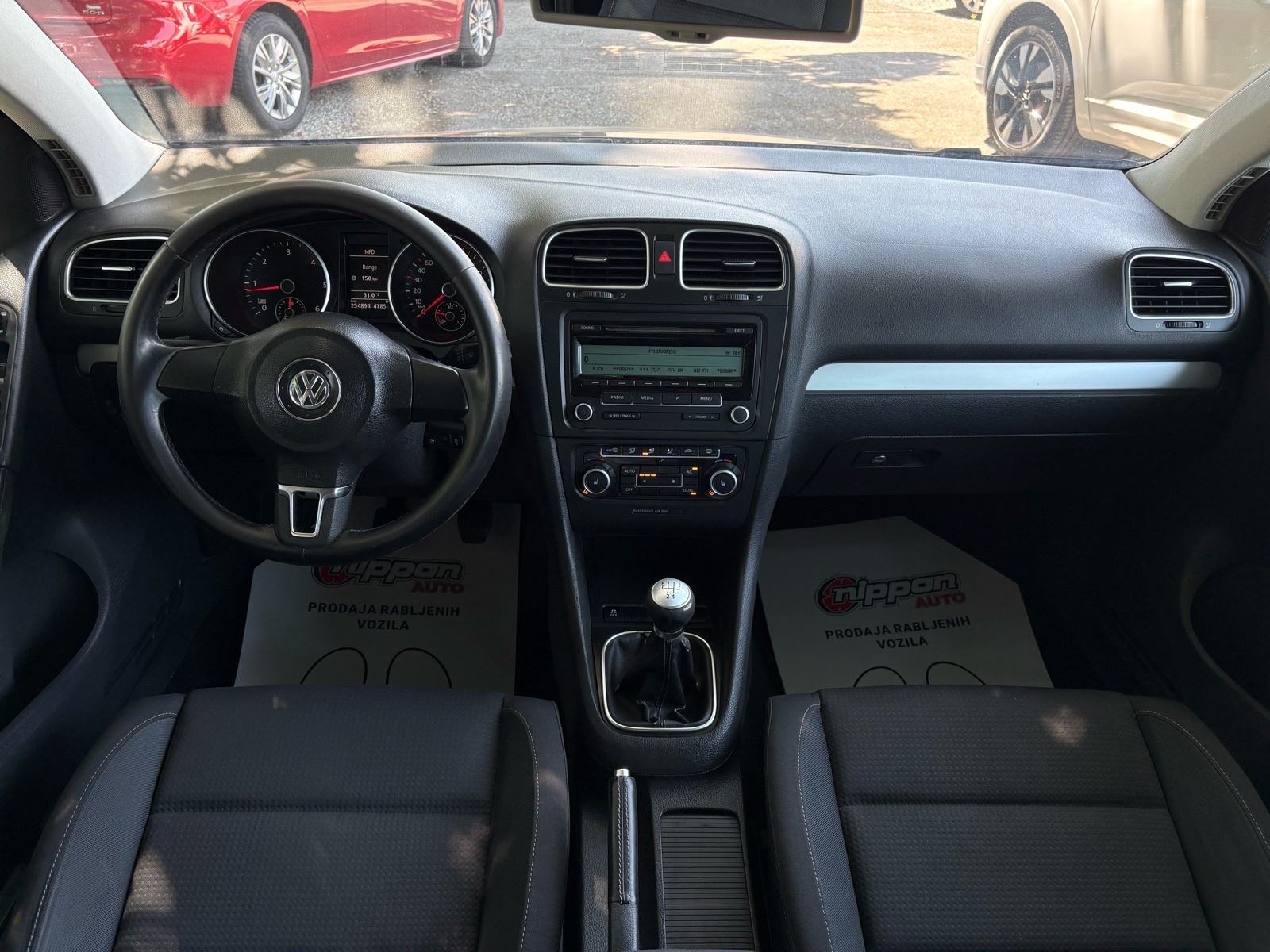 VW Golf 6 1,6 TDI SENZORI - KLIMA - AUTOKREDIT, fotografija 12