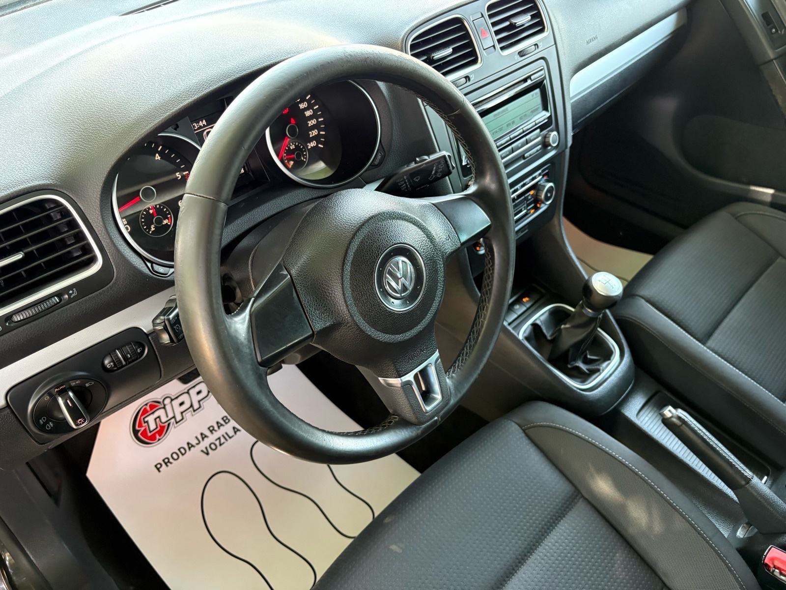 VW Golf 6 1,6 TDI SENZORI - KLIMA - AUTOKREDIT, fotografija 10