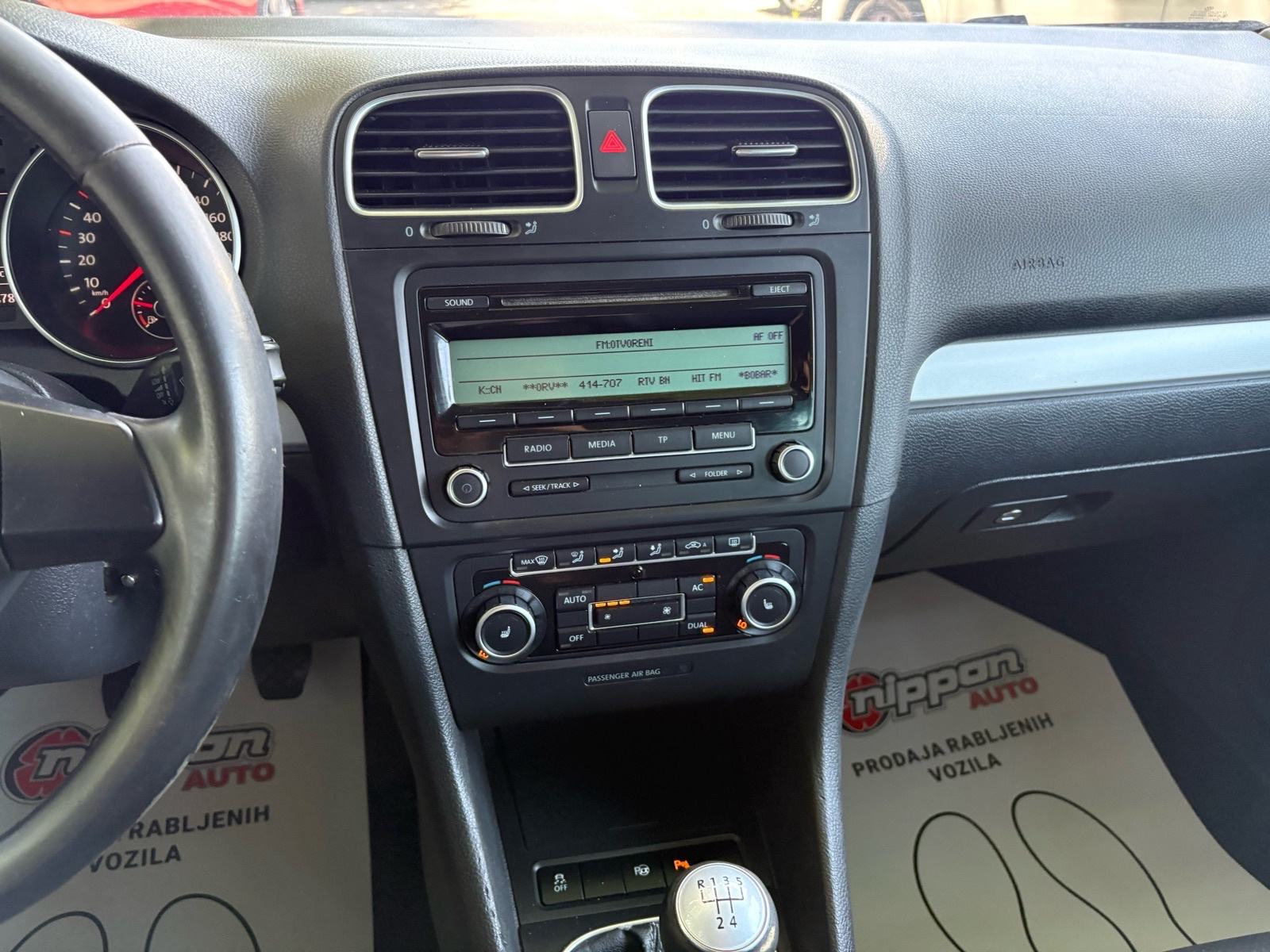 VW Golf 6 1,6 TDI SENZORI - KLIMA - AUTOKREDIT, fotografija 15
