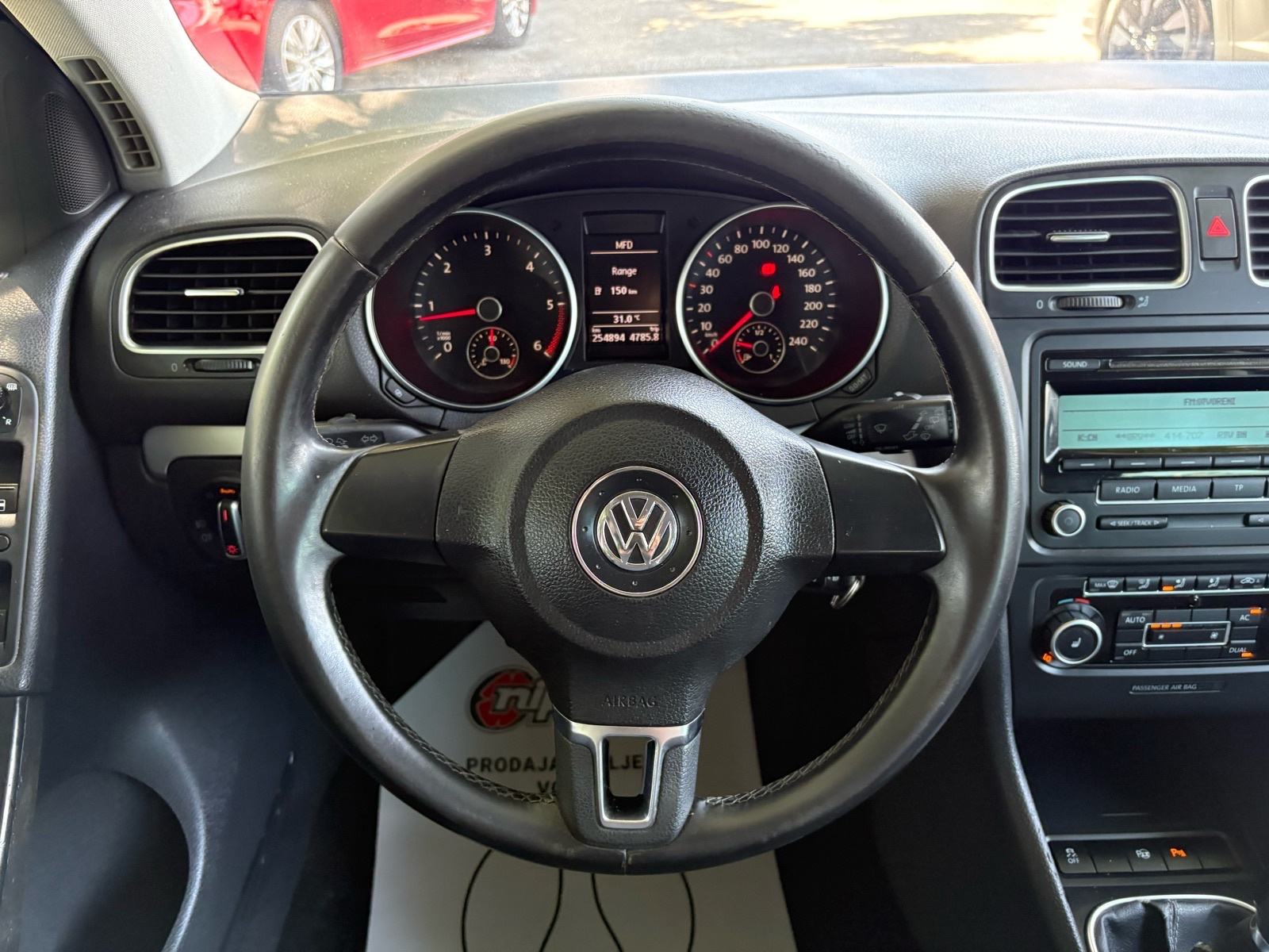 VW Golf 6 1,6 TDI SENZORI - KLIMA - AUTOKREDIT, fotografija 14