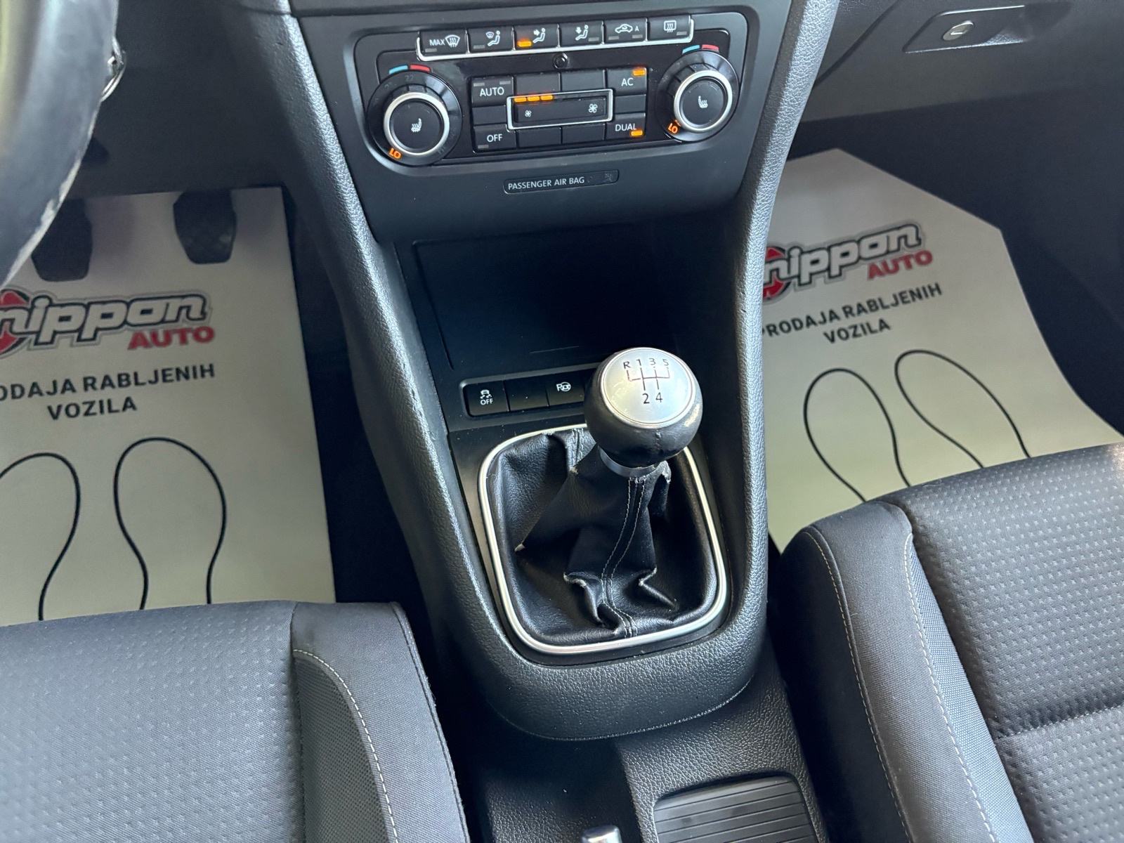 VW Golf 6 1,6 TDI SENZORI - KLIMA - AUTOKREDIT, fotografija 16