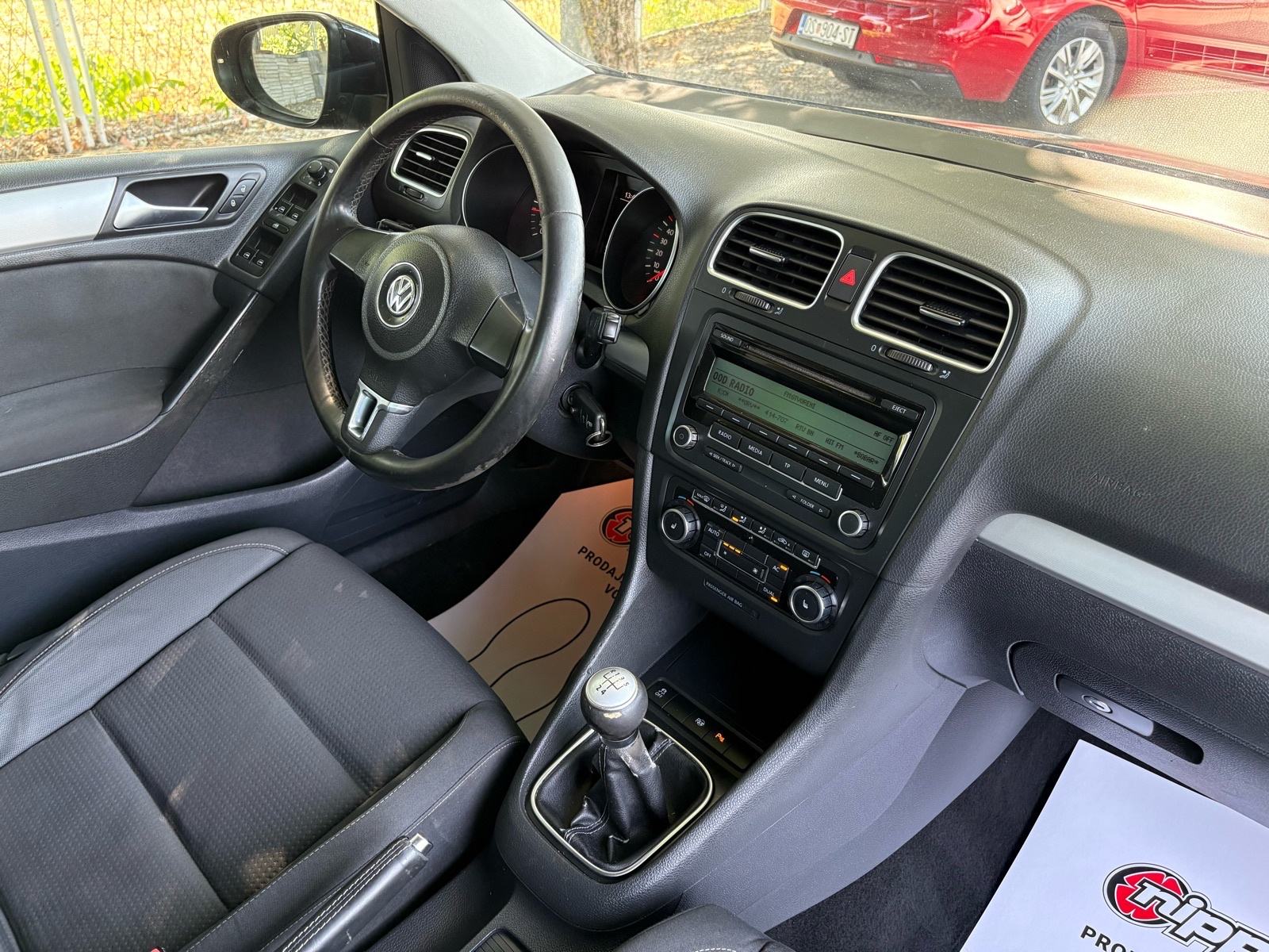 VW Golf 6 1,6 TDI SENZORI - KLIMA - AUTOKREDIT, fotografija 17