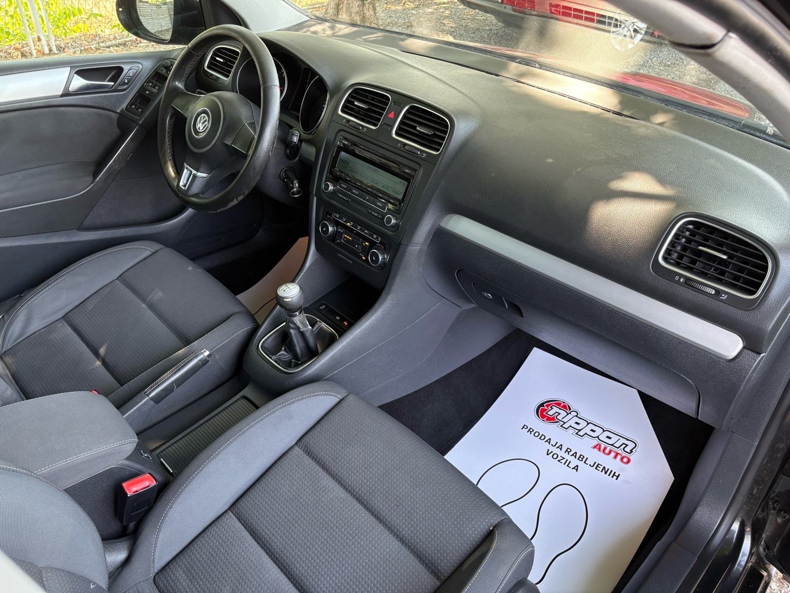 VW Golf 6 1,6 TDI SENZORI - KLIMA - AUTOKREDIT, fotografija 18