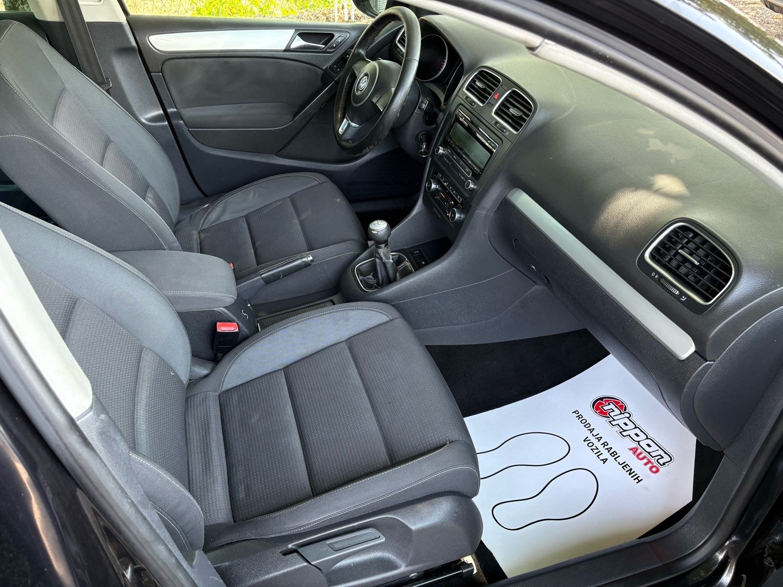 VW Golf 6 1,6 TDI SENZORI - KLIMA - AUTOKREDIT, fotografija 19