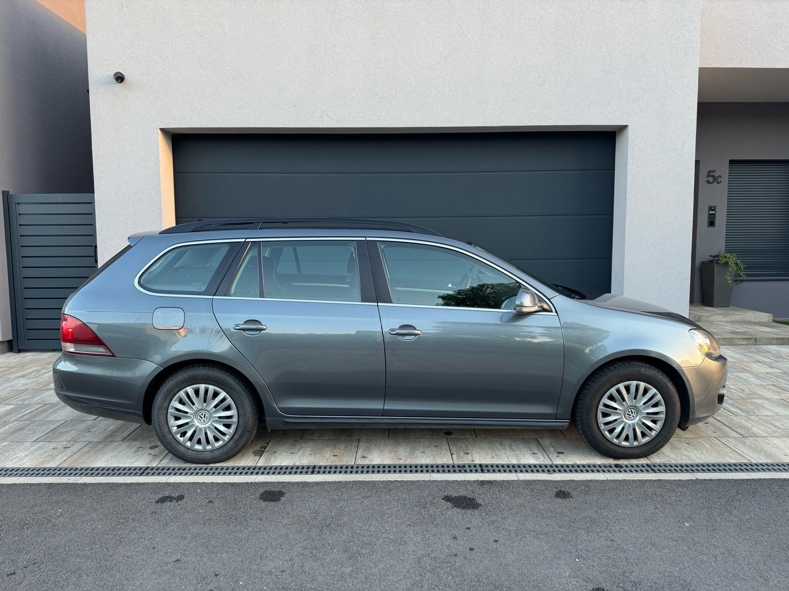 VW Golf 6 Variant 1,6 TDI - GRIJANJE SJEDALA, PARK SENZORI, KUKA, fotografija 4
