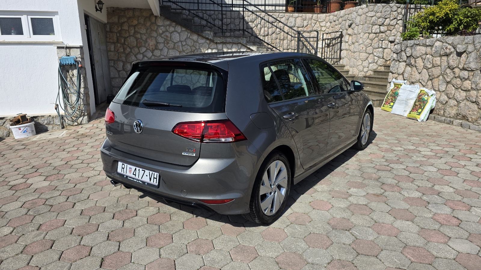 VW Golf 7 TDI -1 VLASNIK - R LINE, fotografija 3