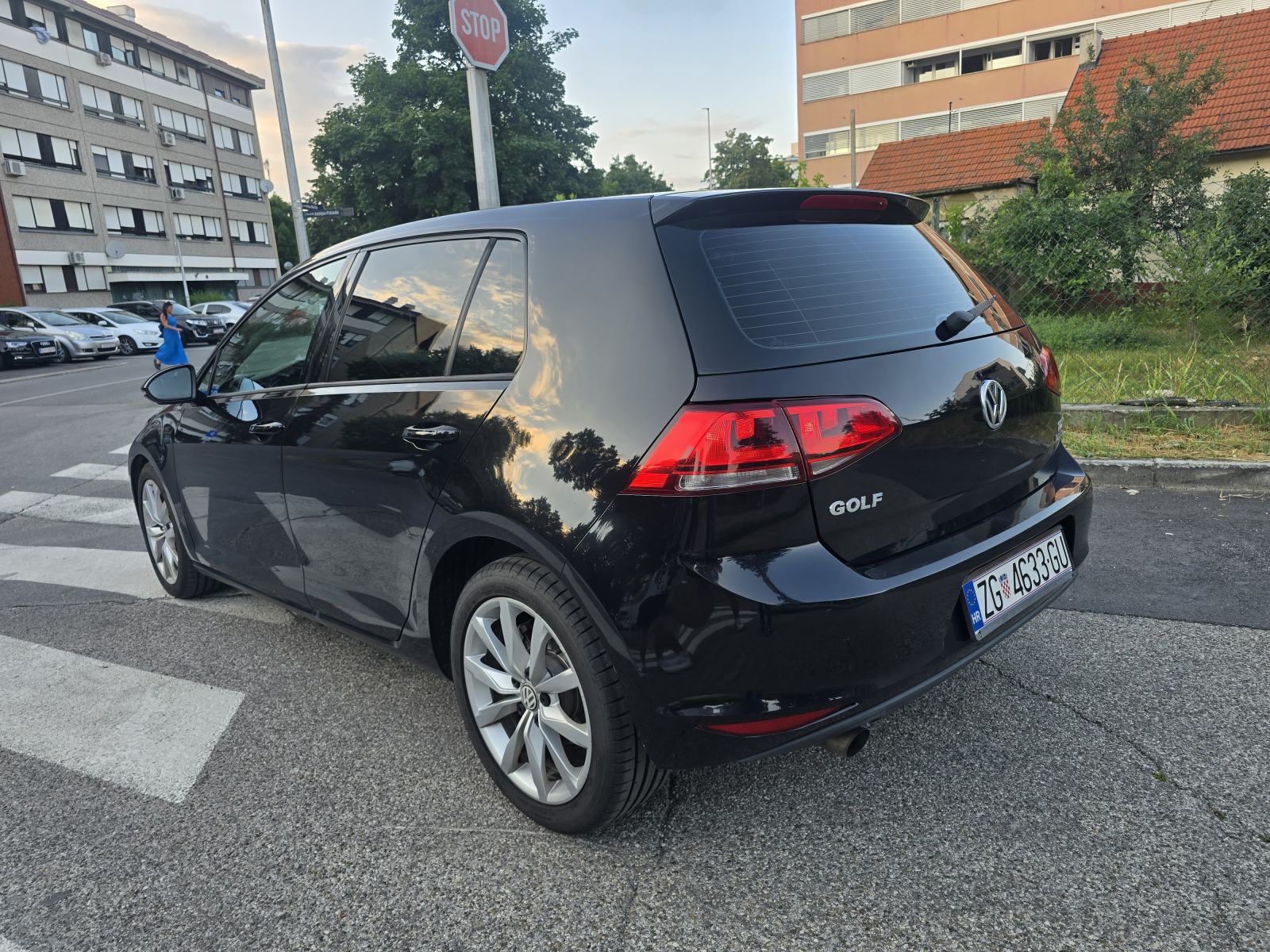 VW Golf 7 1,6 TDI Alu17,Kozni volan Mf,Ambijent,Zatamljen,Servisiran, fotografija 5