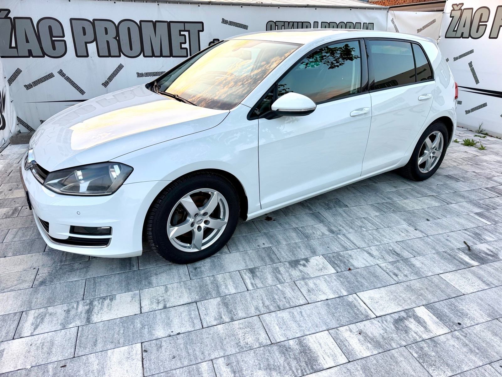 VW Golf 7 1,6 TDI BMT =HR AUTO= REG-1 GOD= KAO NOV=KARTICE-36 RATA, fotografija 13