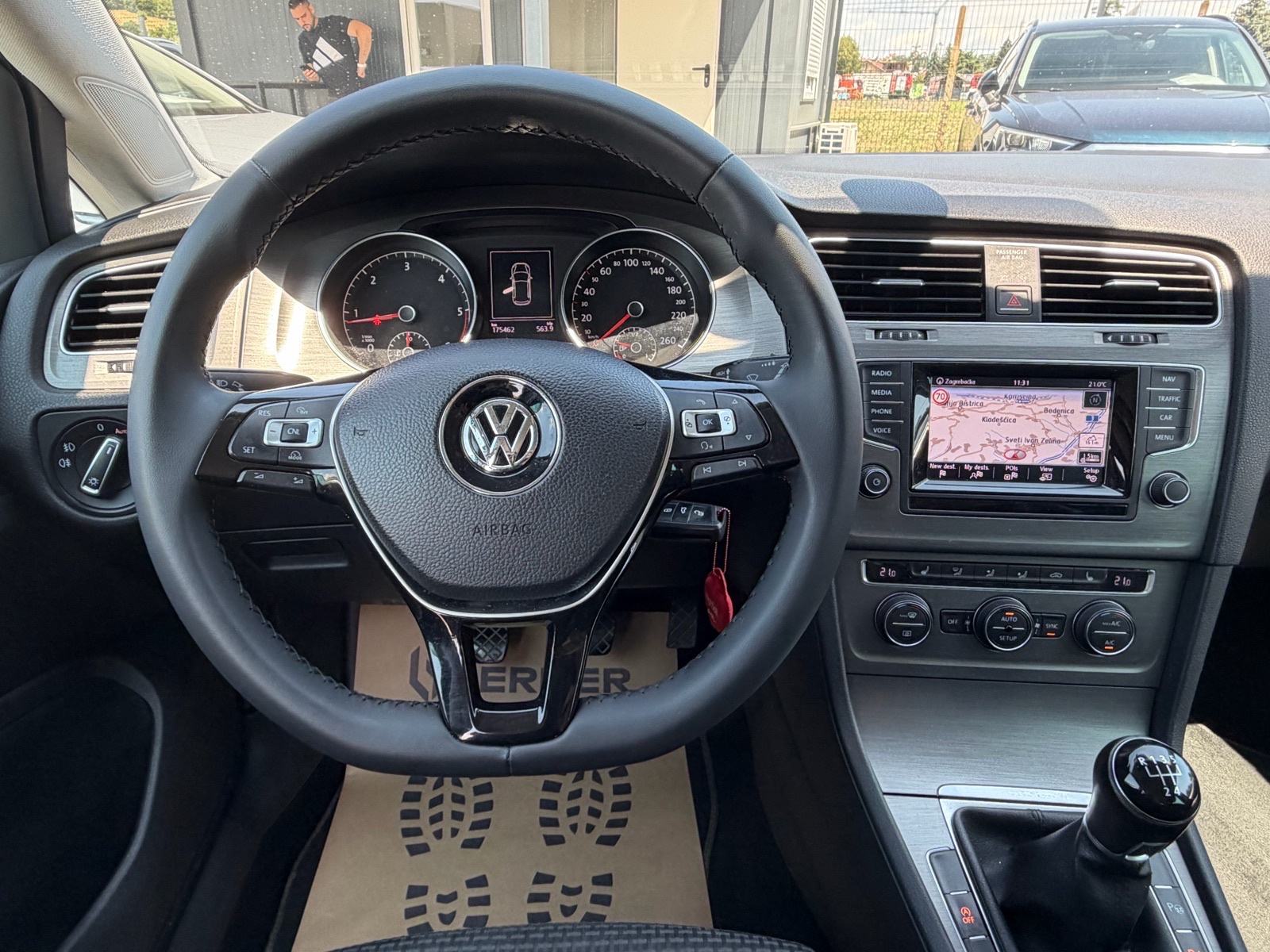 VW Golf 7 1,6 TDI BMT *V.Servis!* BiXenon Navi REG Masaža R17 Servisna, fotografija 19