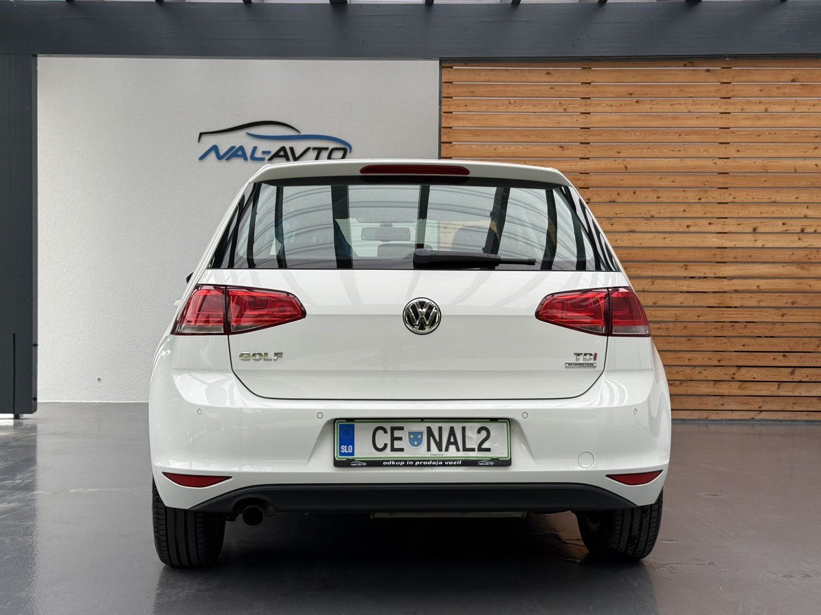 VW Golf 7 1,6 TDI Comfortline SLO.VOZILO-PARK SENZORI-KLIMATIZACIJA, fotografija 5