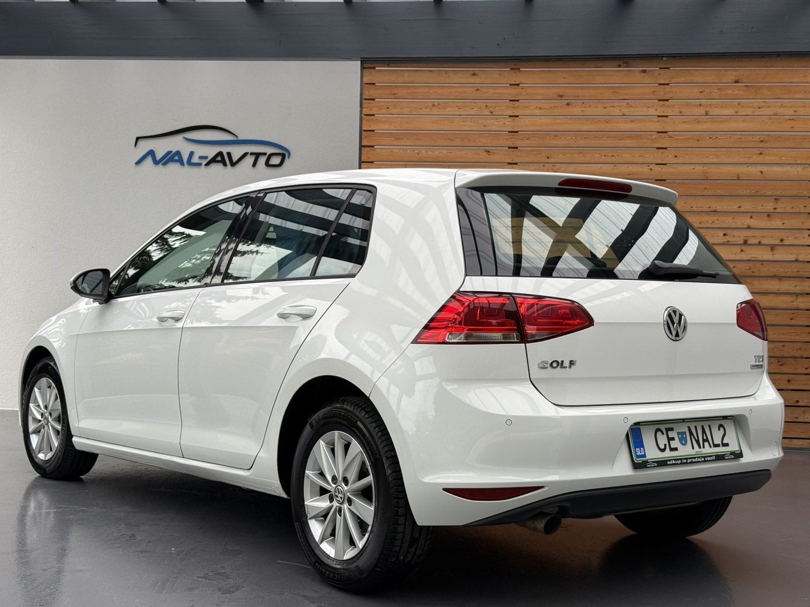 VW Golf 7 1,6 TDI Comfortline SLO.VOZILO-PARK SENZORI-KLIMATIZACIJA, fotografija 4