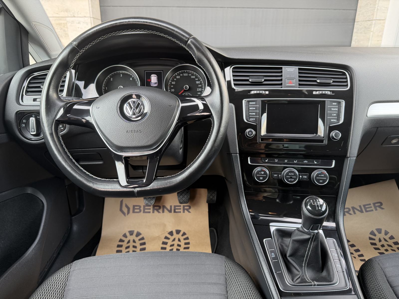 VW Golf 7 1.6 TDI CUP -servisna, nav, pdc, park pilot-, fotografija 19