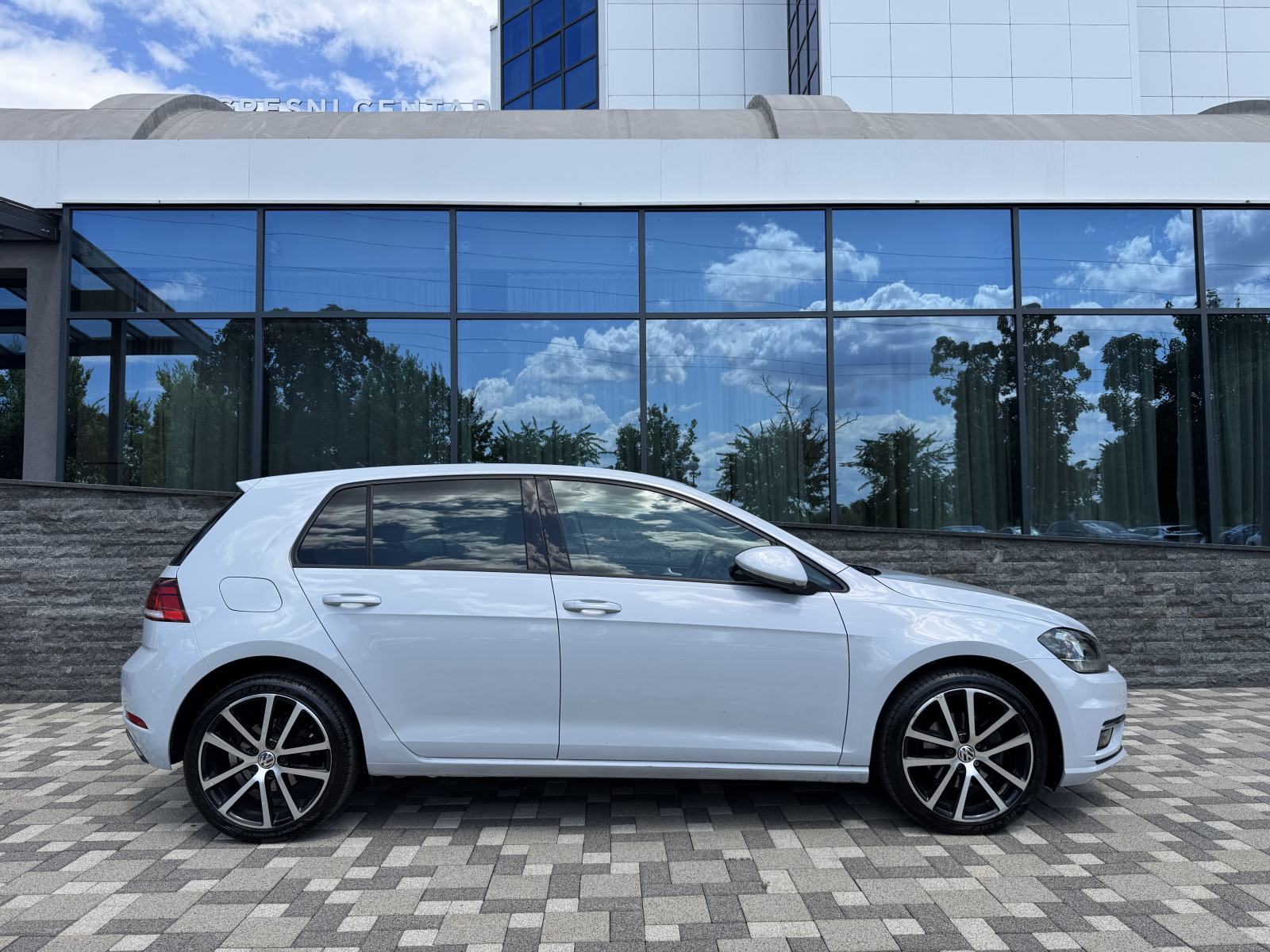 VW Golf 7 1,6 TDI DSG - COMFORTLINE - V SERVIS - EURO 6 - PRILIKA !!, fotografija 12