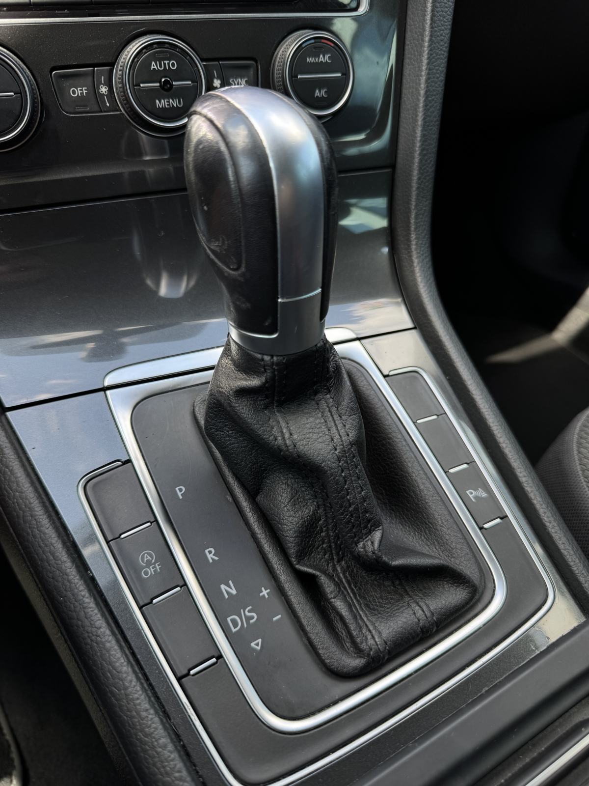 VW Golf 7 1,6 TDI DSG - COMFORTLINE - V SERVIS - EURO 6 - PRILIKA !!, fotografija 18