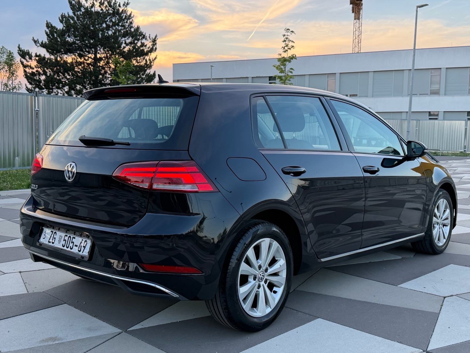 VW Golf 7.5 1.6 TDI DSG COMFORTLINE - VELIKI + MALI SERVIS 2018.god, fotografija 3