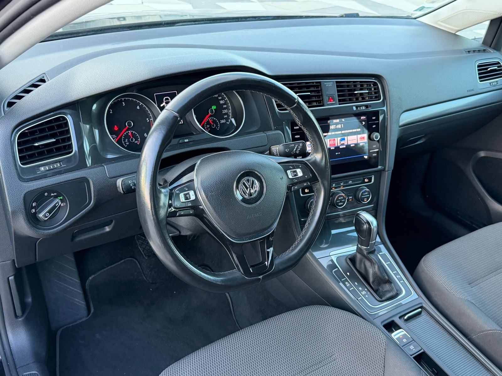VW Golf 7.5 1.6 TDI DSG COMFORTLINE - VELIKI + MALI SERVIS 2018.god, fotografija 9