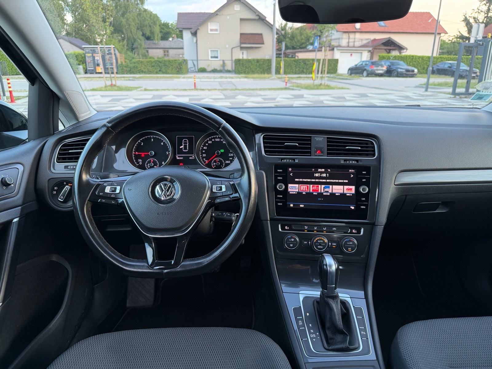 VW Golf 7.5 1.6 TDI DSG COMFORTLINE - VELIKI + MALI SERVIS 2018.god, fotografija 10
