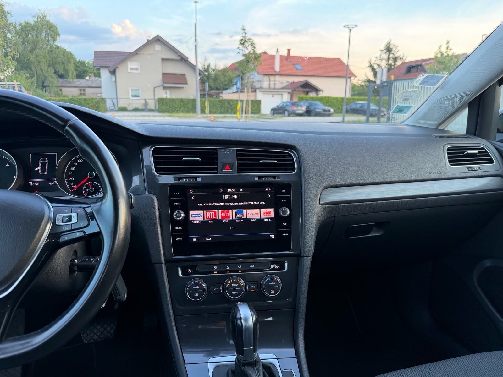 VW Golf 7.5 1.6 TDI DSG COMFORTLINE - VELIKI + MALI SERVIS 2018.god, fotografija 11