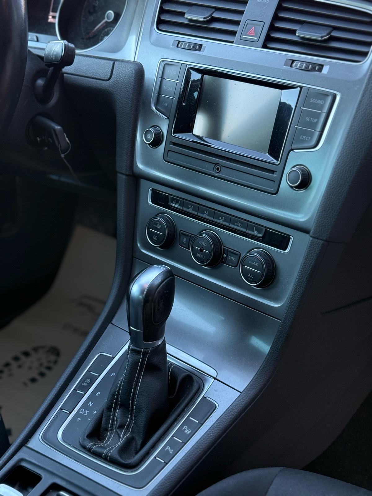 VW Golf 7 1,6 TDI DSG LOUNGE*GRIJANJE VOLANA I SJEDALA*, fotografija 12