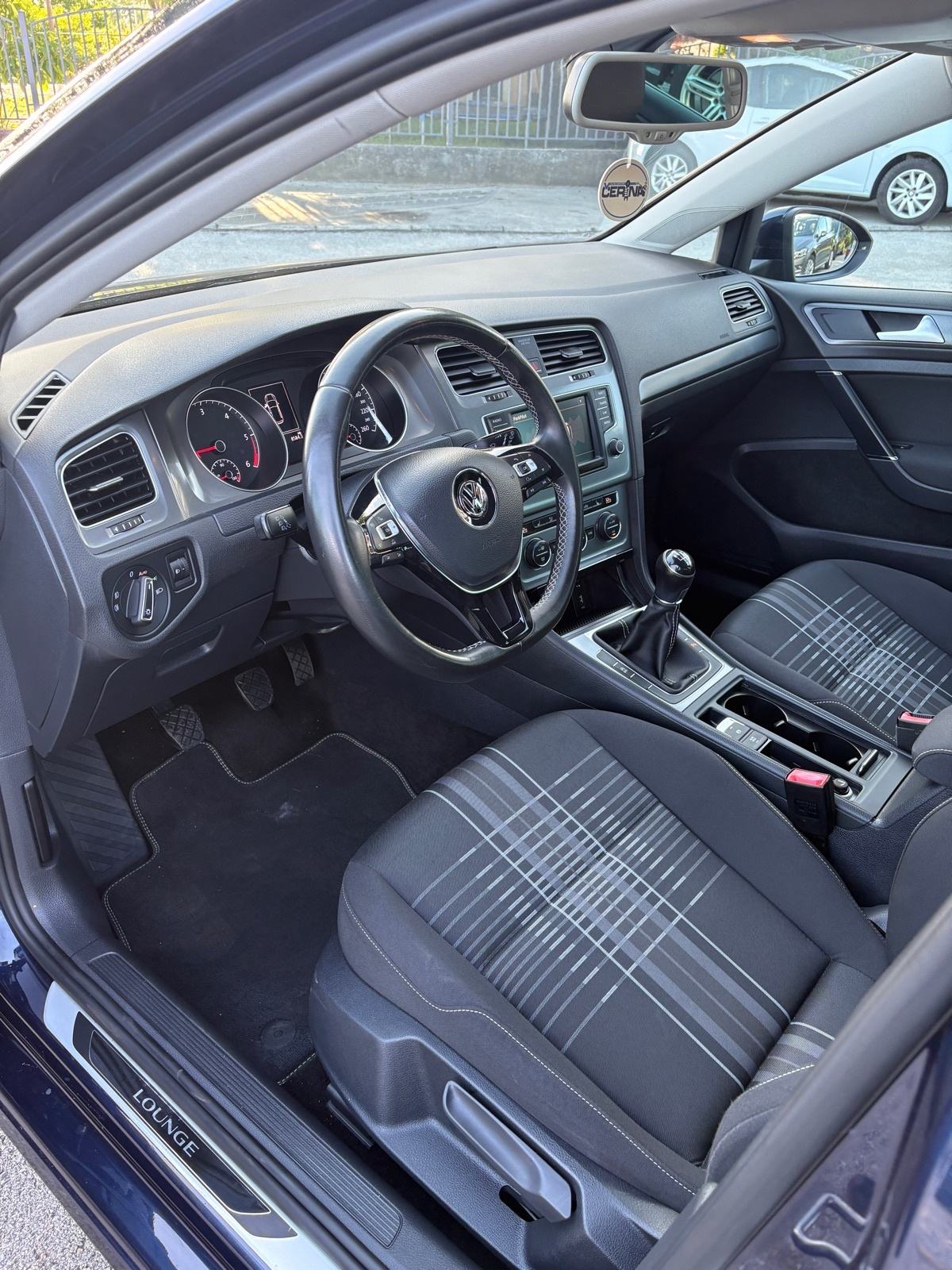 VW Golf 7 1,6 TDI Lounge/TEMPO/GRIJ.SJED/NAVI/PDC/MFU/TOP STANJE!, fotografija 11