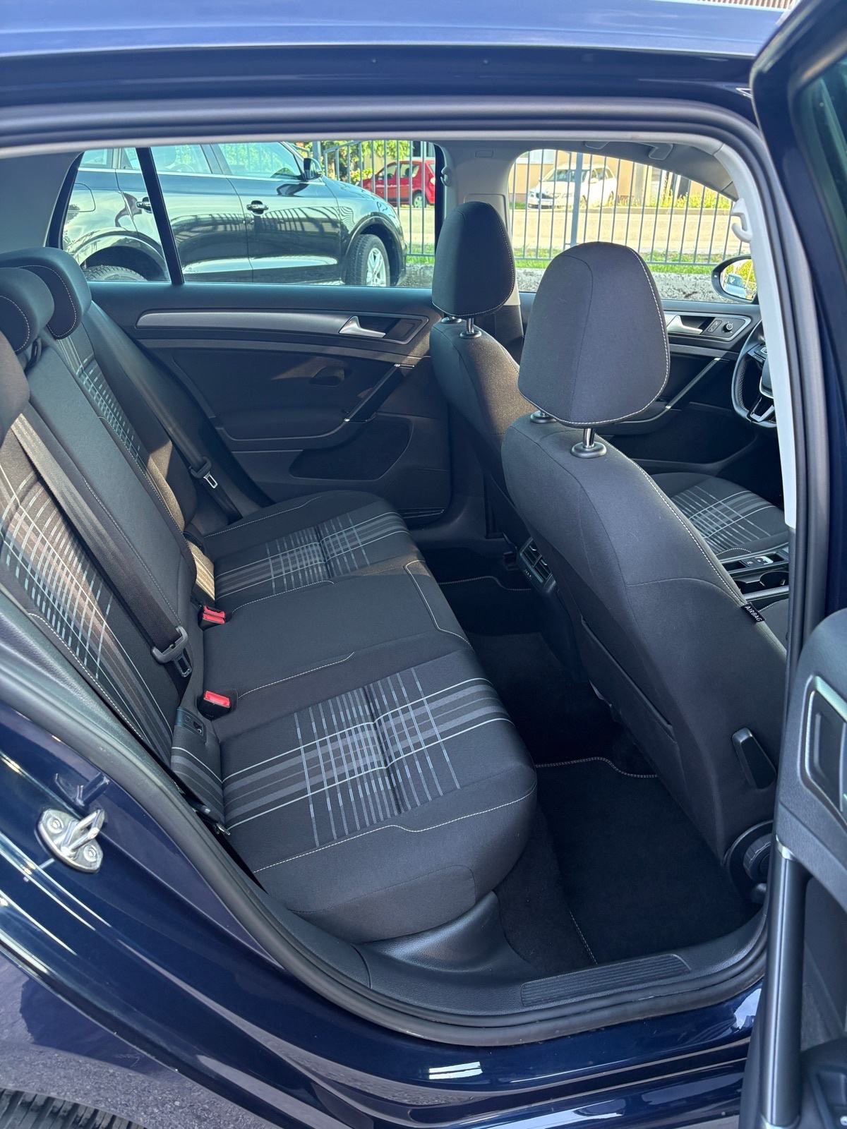 VW Golf 7 1,6 TDI Lounge/TEMPO/GRIJ.SJED/NAVI/PDC/MFU/TOP STANJE!, fotografija 16