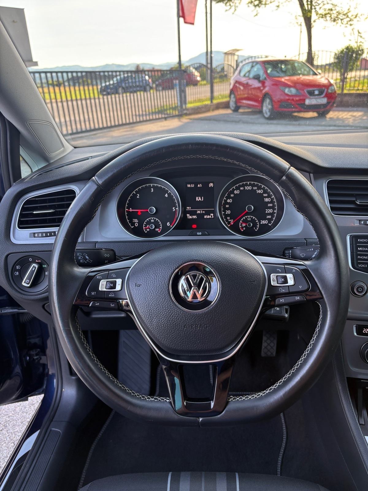 VW Golf 7 1,6 TDI Lounge/TEMPO/GRIJ.SJED/NAVI/PDC/MFU/TOP STANJE!, fotografija 12