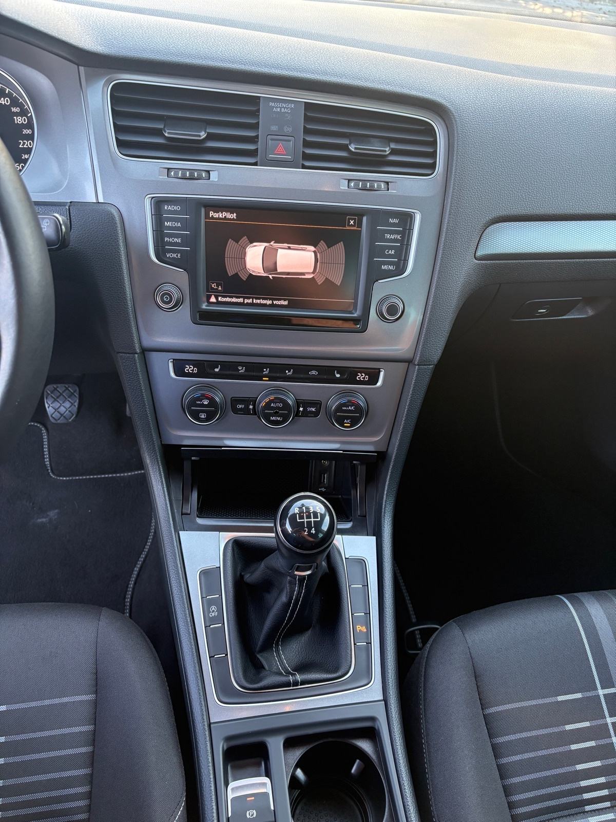 VW Golf 7 1,6 TDI Lounge/TEMPO/GRIJ.SJED/NAVI/PDC/MFU/TOP STANJE!, fotografija 13