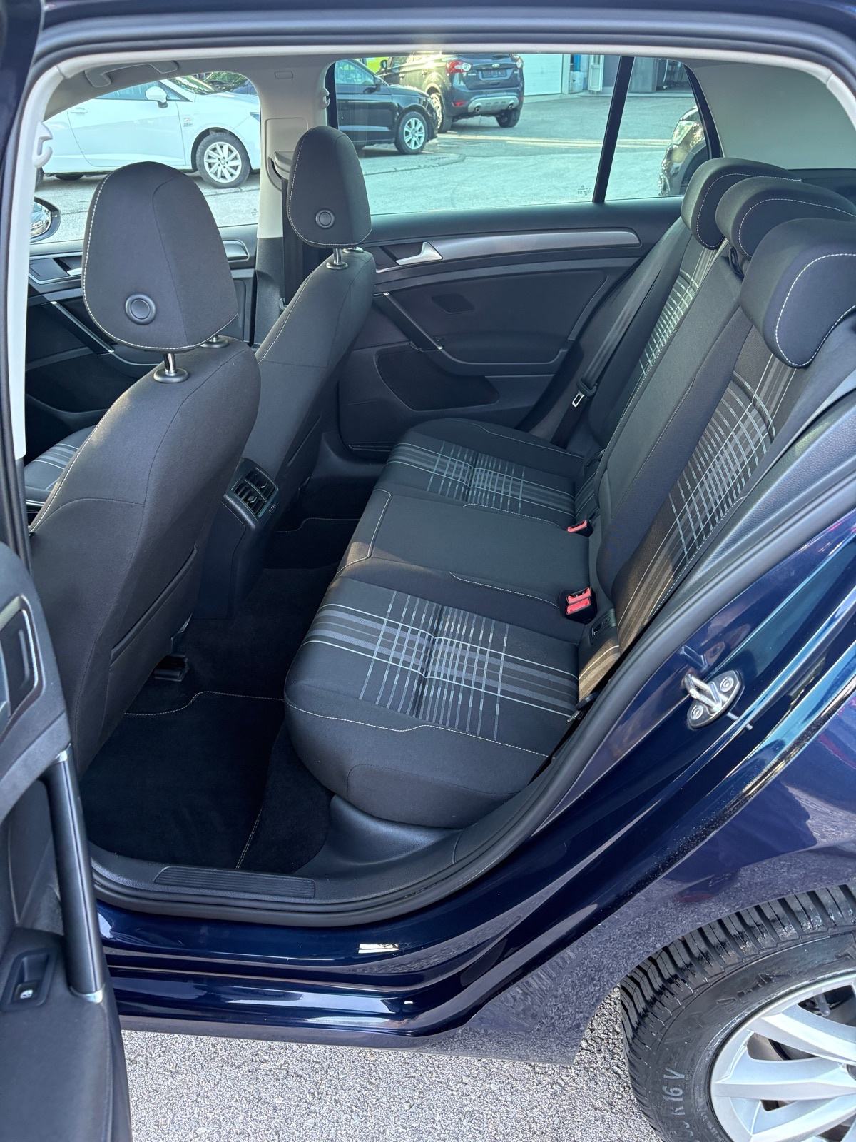 VW Golf 7 1,6 TDI Lounge/TEMPO/GRIJ.SJED/NAVI/PDC/MFU/TOP STANJE!, fotografija 14