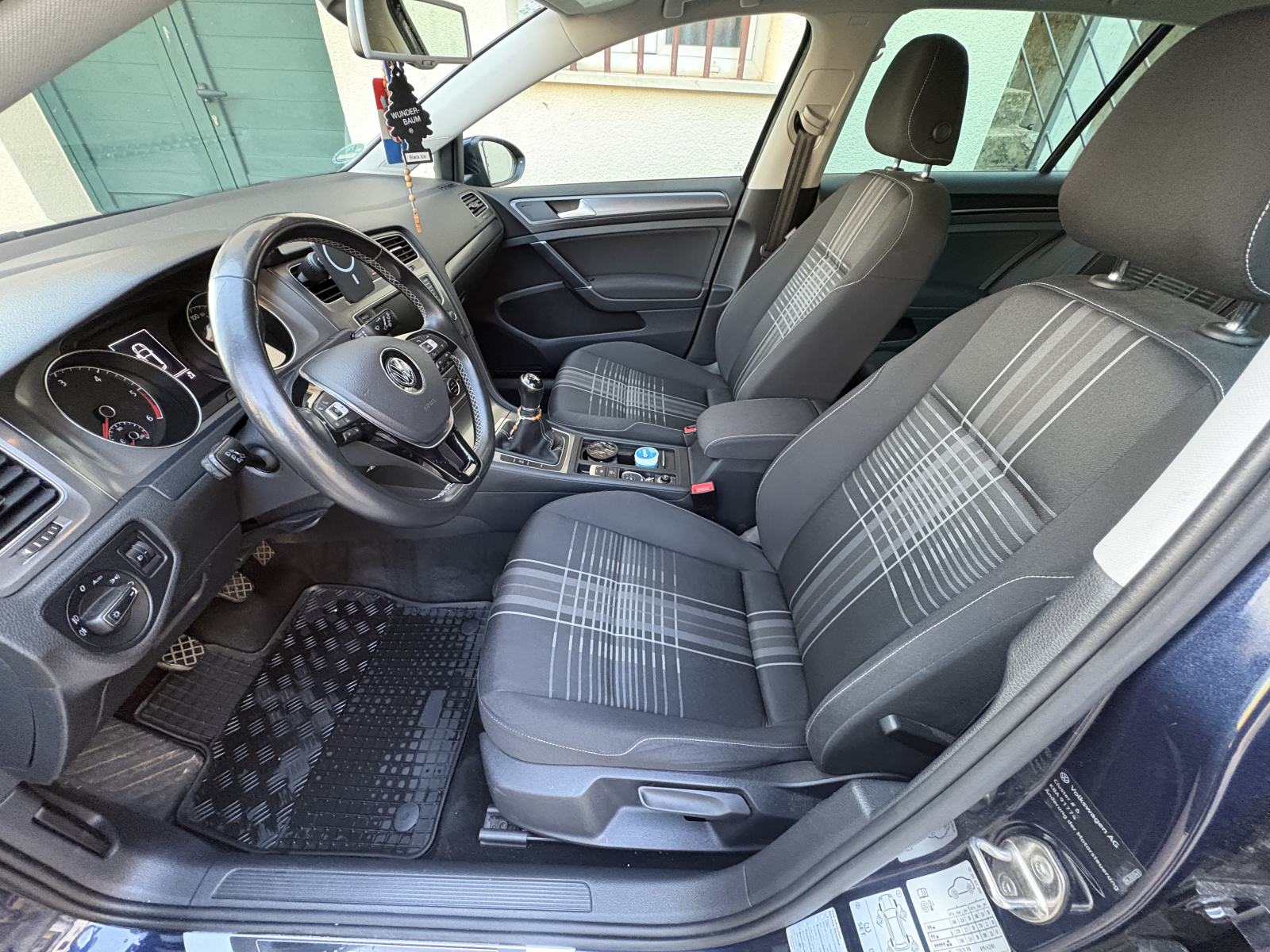 VW Golf 7 1,6 TDI Lounge / veliki servis / 8 novih guma / reg do 01/27, fotografija 14