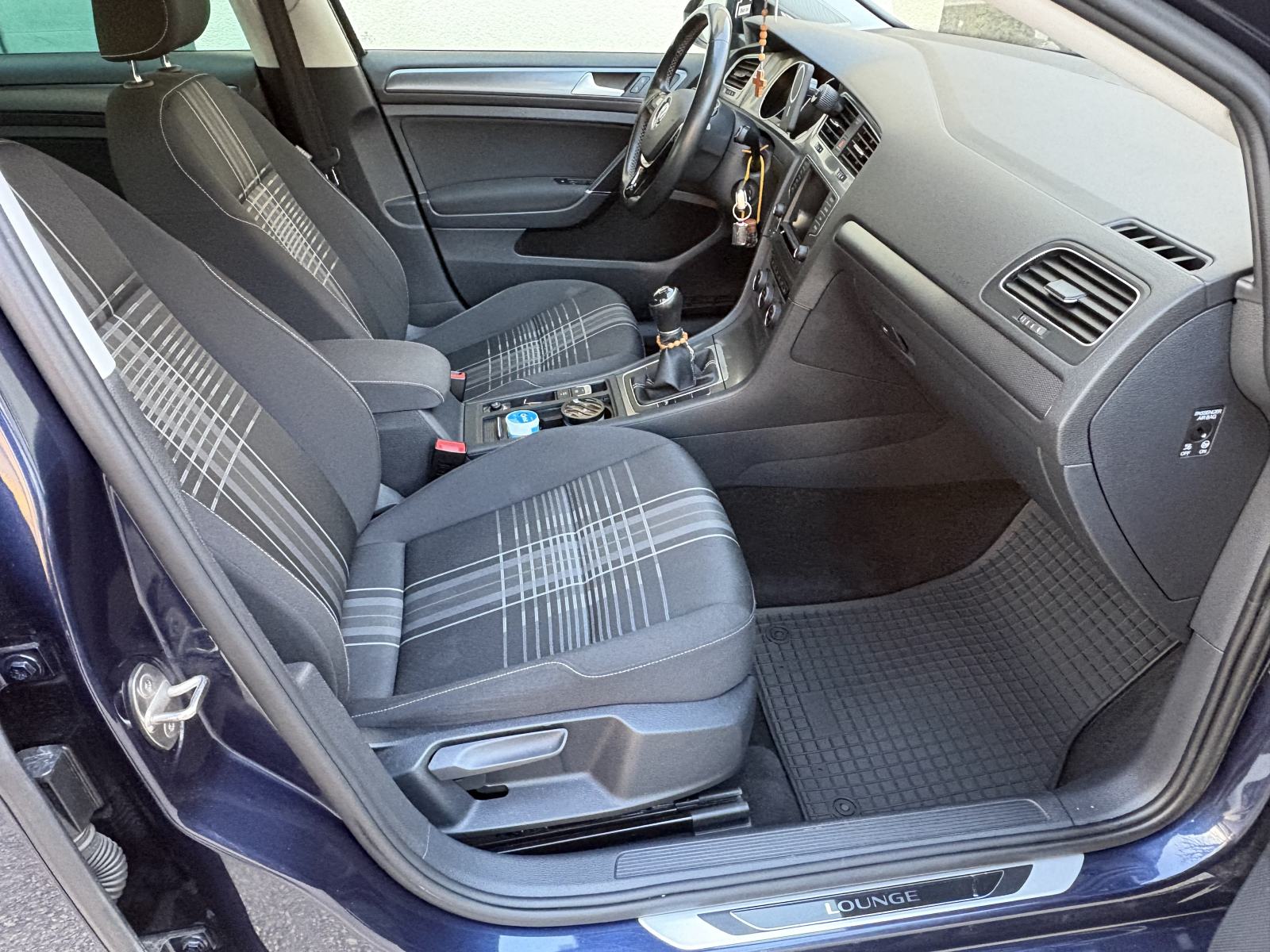 VW Golf 7 1,6 TDI Lounge / veliki servis / 8 novih guma / reg do 01/27, fotografija 18