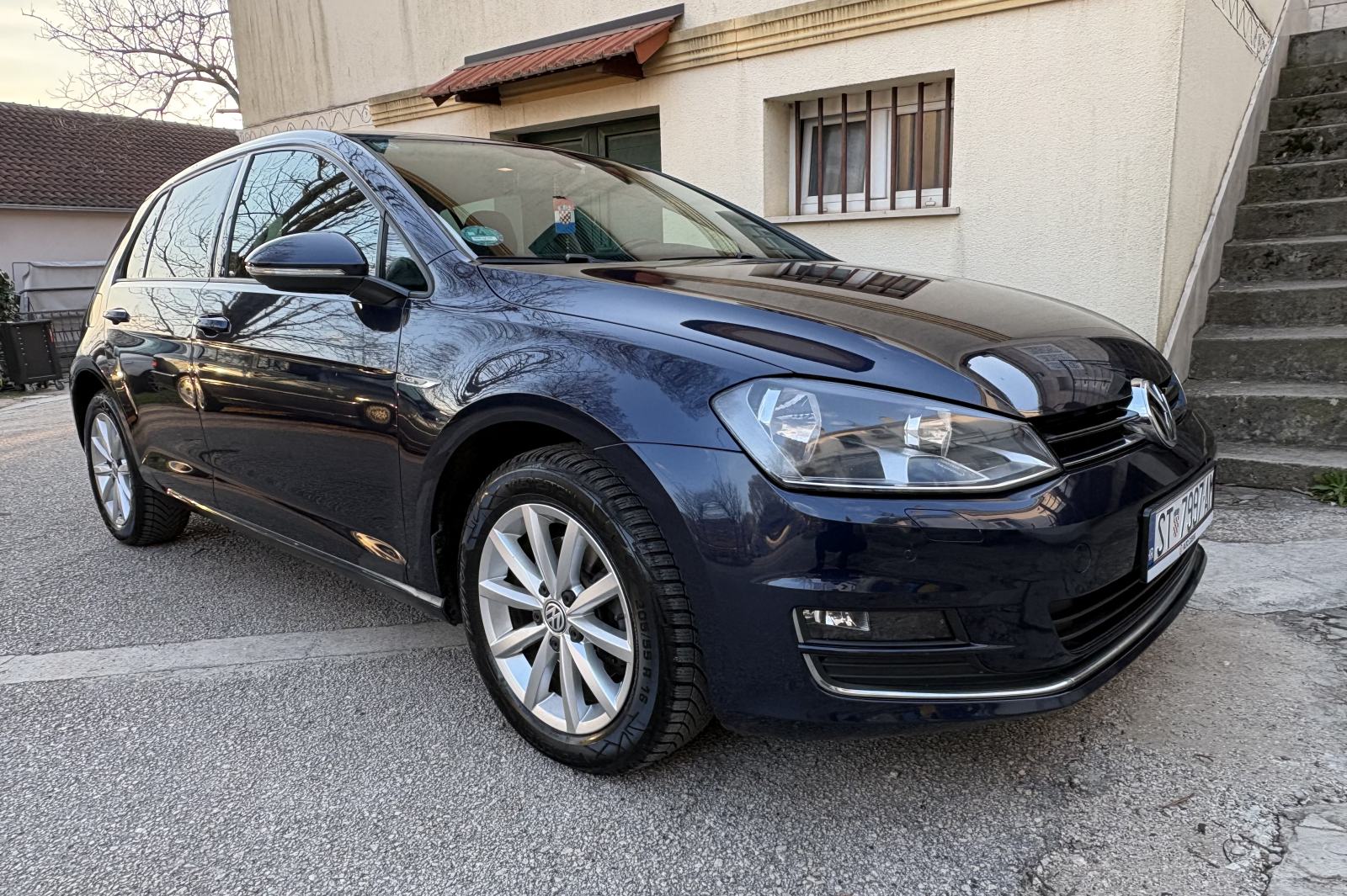 VW Golf 7 1,6 TDI Lounge / veliki servis / 8 novih guma / reg do 01/27, pogled izvana - slika 1