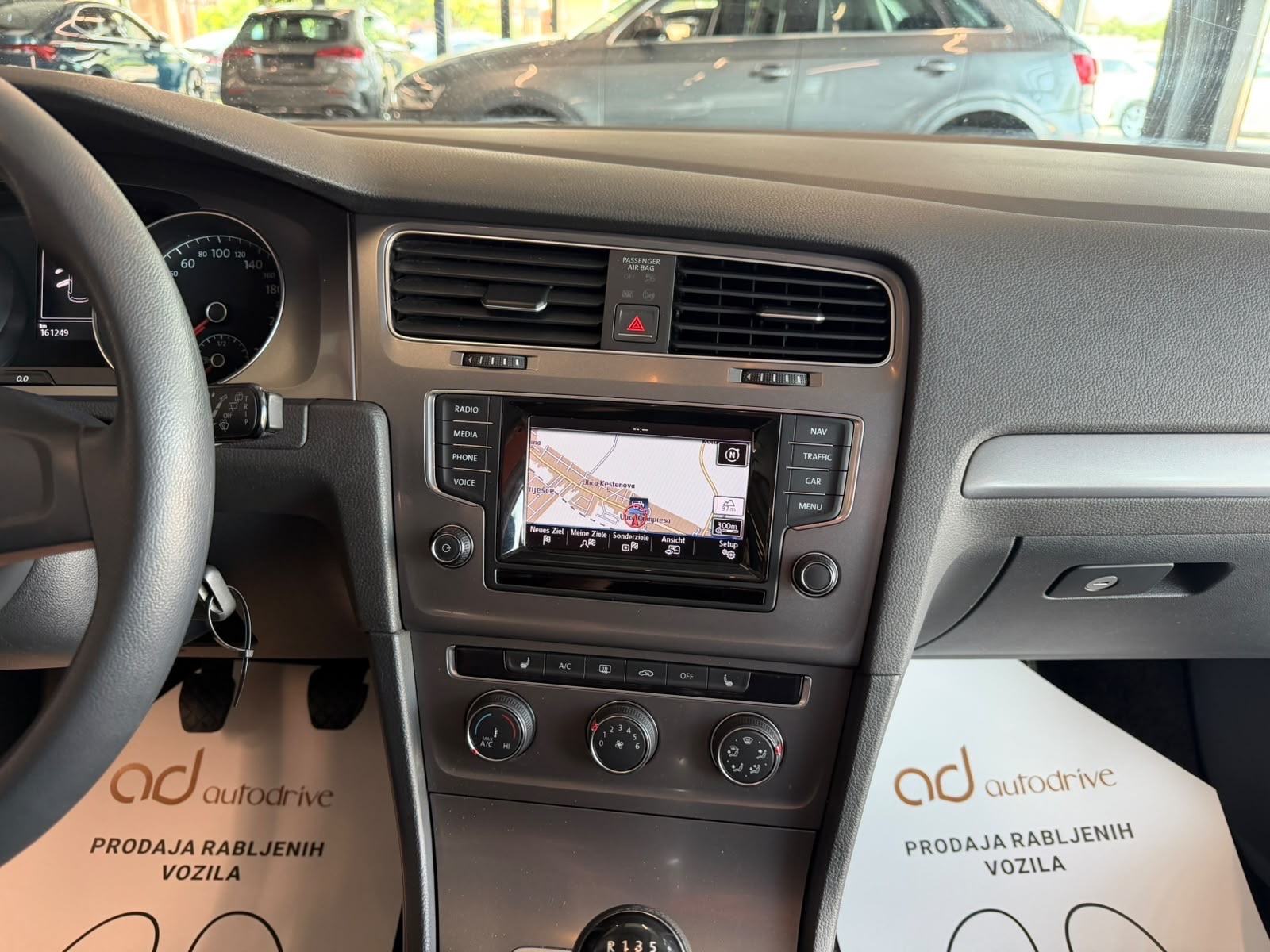 VW Golf 7 1.6 TDI NAVI • KLIMA • PARK. SENZORI • AUTOKREDIT, fotografija 17