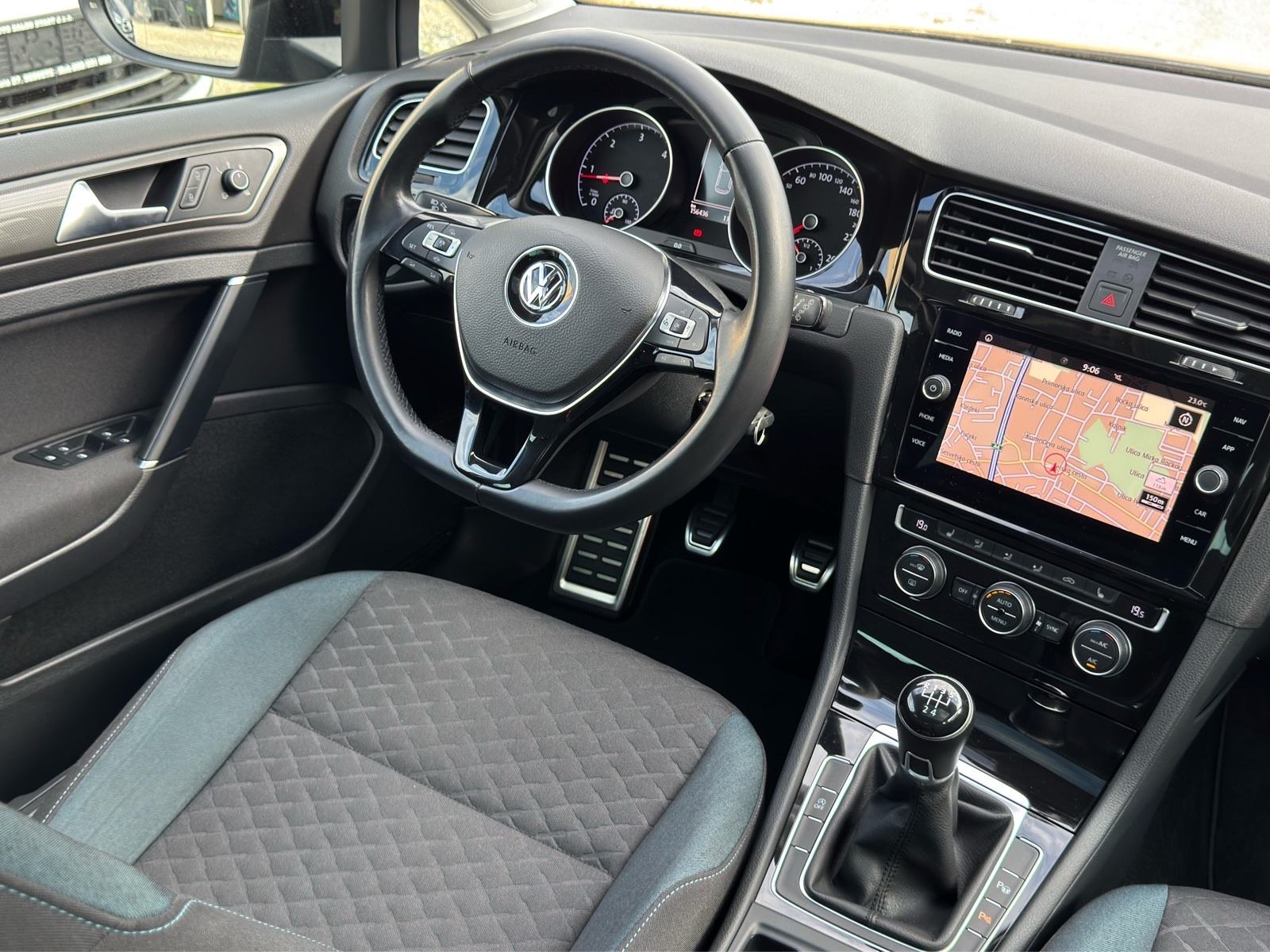 VW Golf 7 1,6 TDI / PANORAMA / FULL LED / NAVI / JAMSTVO, fotografija 14