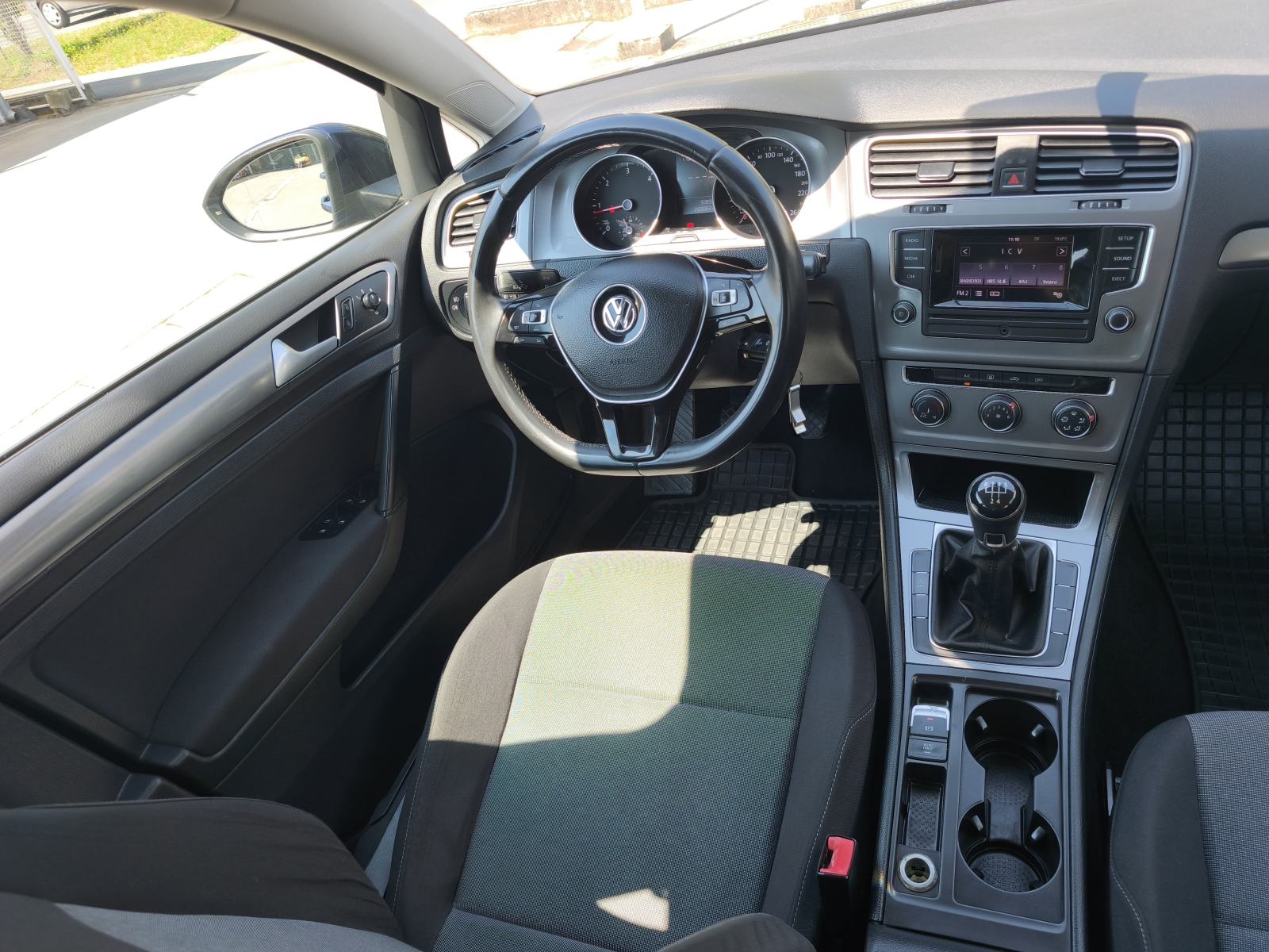 VW Golf 7 1,6 TDI SERVISNA KNJIGA MEDIA EKRAN NADZOR GUMA, fotografija 16
