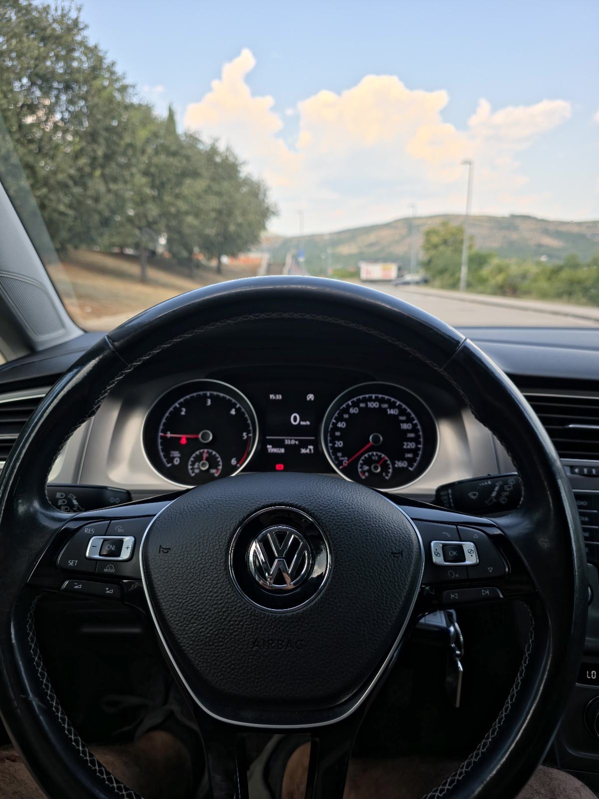 VW Golf 7 1,6 TDI / 8 novih guma / registriran 01/27, fotografija 10