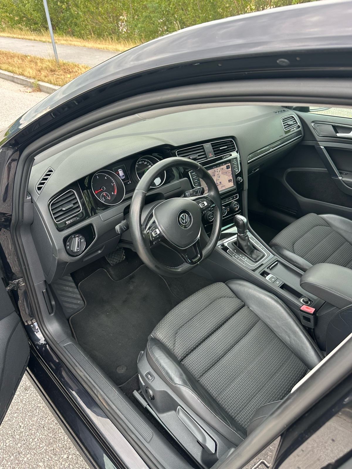 VW Golf 7 2,0 TDI DSG - panorama - servisna - webasto - reg god dana, fotografija 13