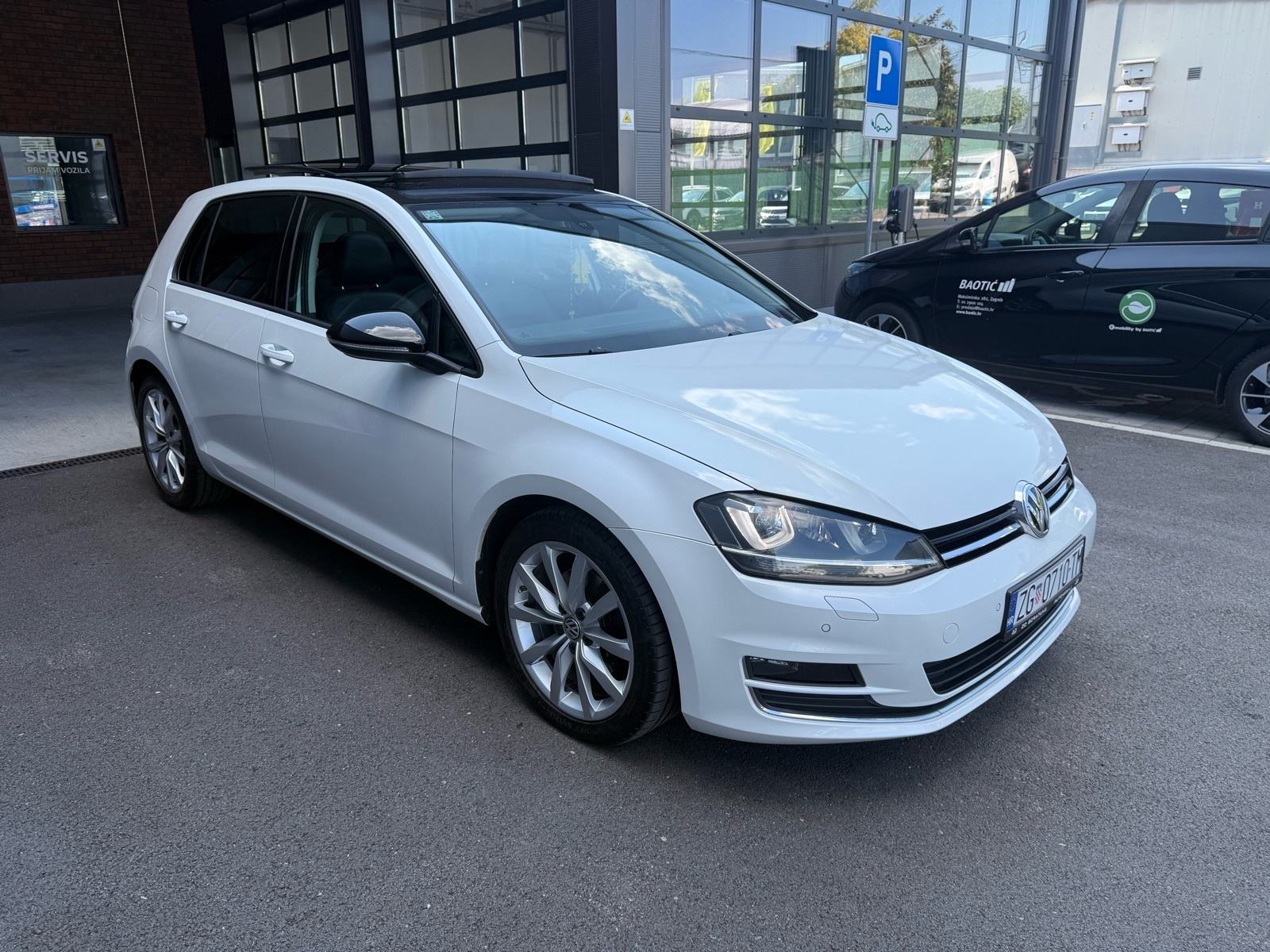 VW Golf 7 2,0 TDI BMT DSG HIGHLINE PANORAMA WEBASTO NAVI FULL LED, fotografija 3