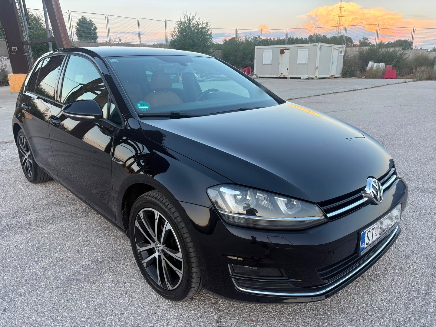 VW Golf 7 2,0 TDI Edition / bi-xenon / koža / navi / servisna povijest, fotografija 3