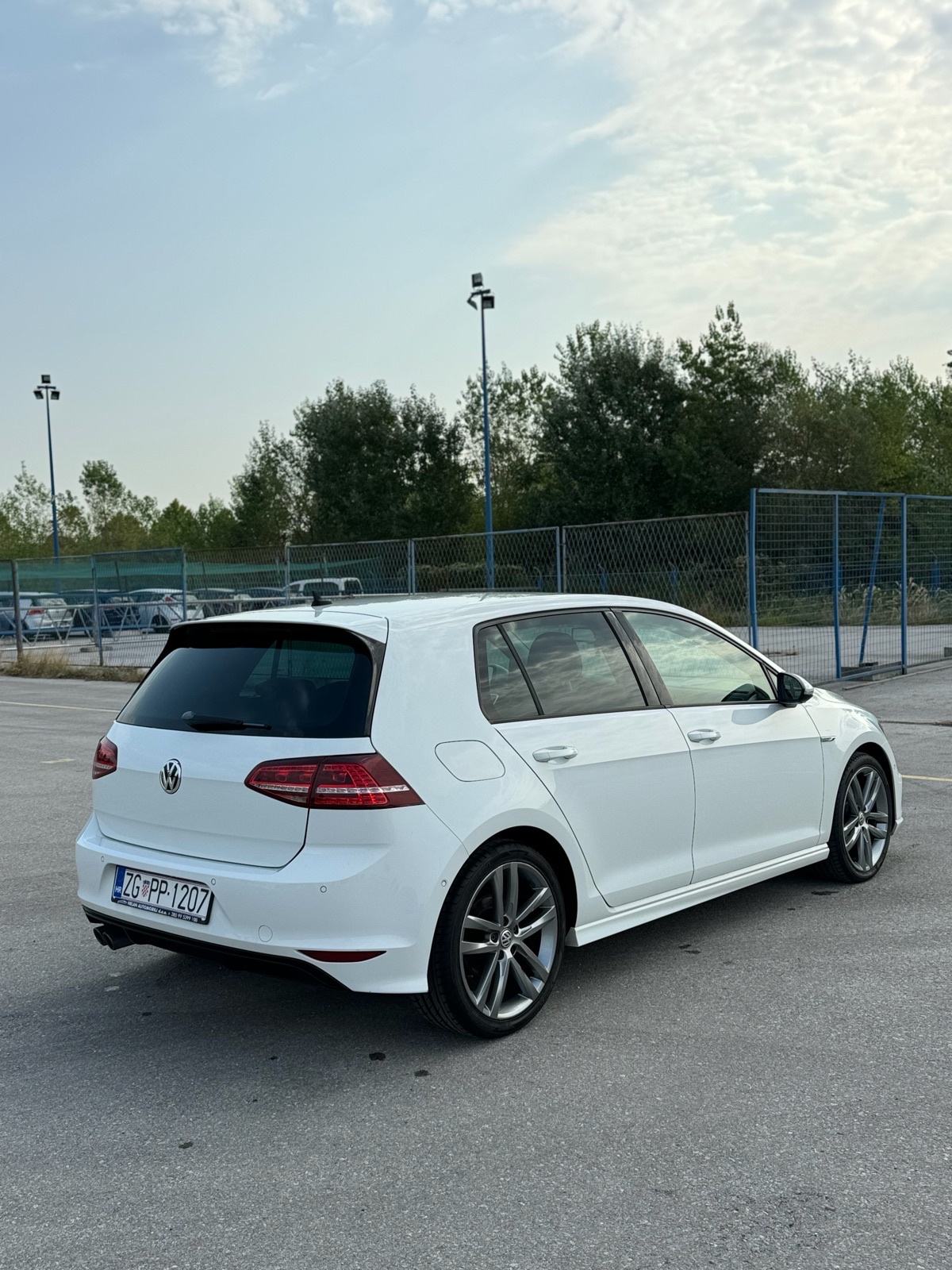 VW Golf 7 2.0 TDI R-LINE #Bi-XENON #NAVI #PDC, fotografija 8