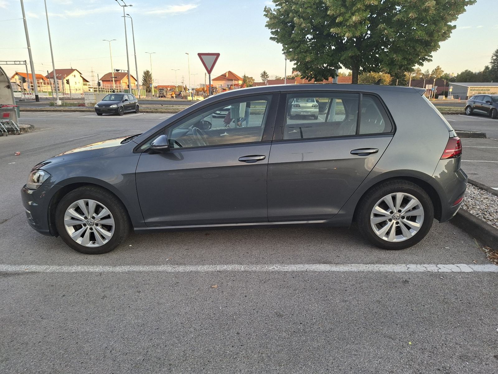 VW Golf 7 Comfortline 1,6 TDI Registriran do 07/27, fotografija 5